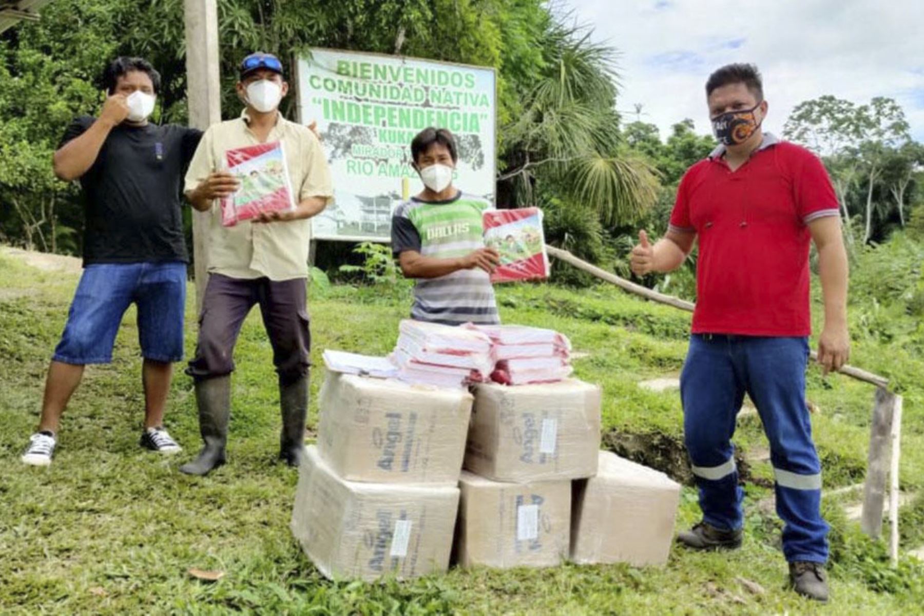 Petroperú entrega útiles escolares a escolares de Iquitos, capital de la región Loreto.