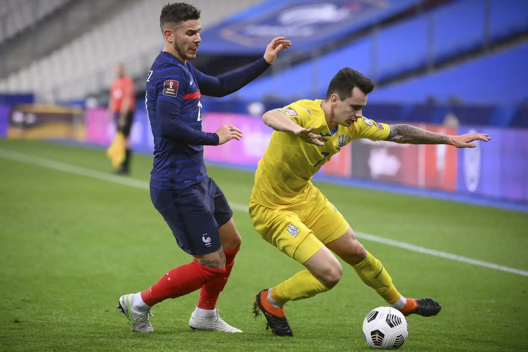 El defensa francés Lucas Hernández compite con el mediocampista ucraniano Mykola Shaparenko durante el partido de clasificación para la Copa Mundial de la FIFA Qatar 2022. Foto. AFP
