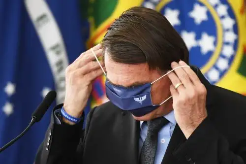 Bolsonaro ya había defendido su política frente al covid-19 en un discurso a la nación el martes por la noche, con fondo de cacerolazos de protesta en las principales ciudades del país. Foto: AFP