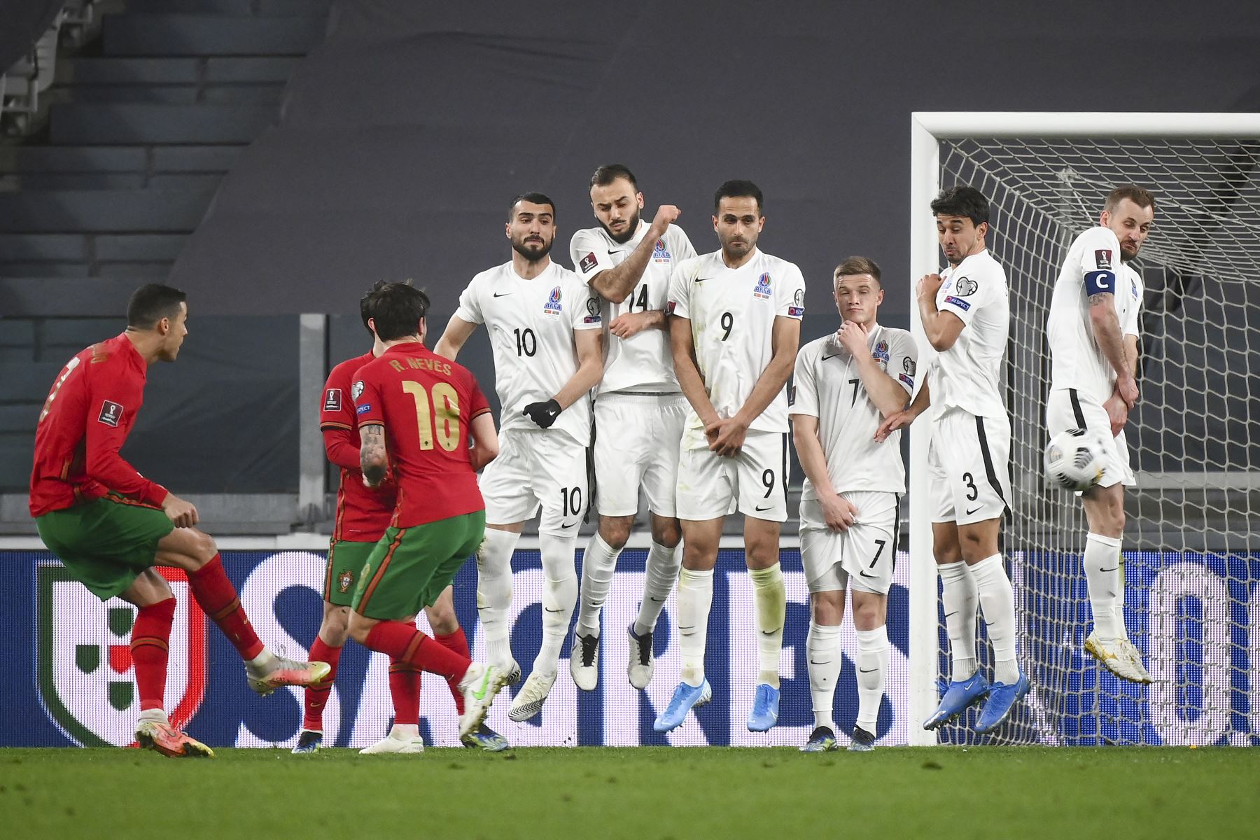 El delantero portugués Cristiano Ronaldo dispara durante el partido de fútbol de clasificación para la Copa Mundial de la FIFA Qatar 2022. Foto. AFP