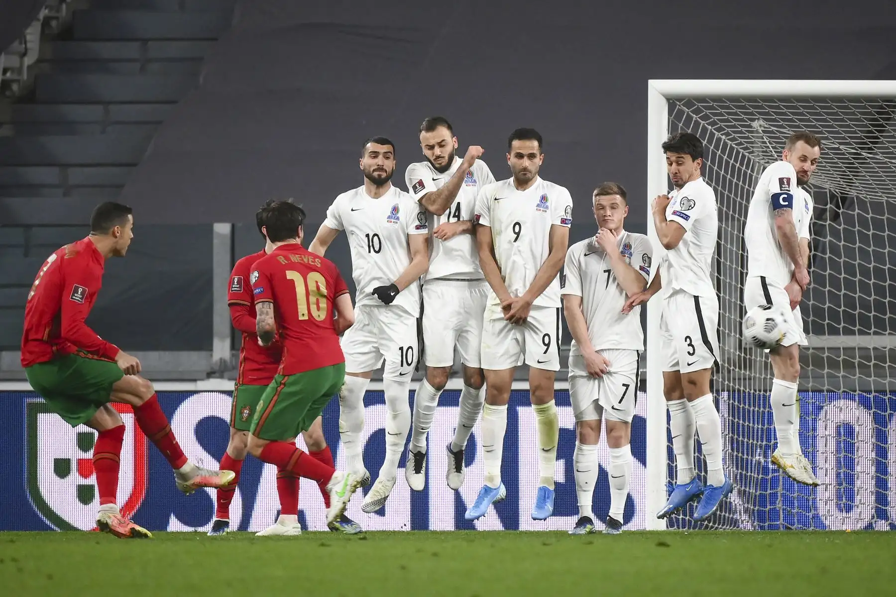 El delantero portugués Cristiano Ronaldo dispara durante el partido de fútbol de clasificación para la Copa Mundial de la FIFA Qatar 2022. Foto. AFP El delantero portugués Cristiano Ronaldo dispara durante el partido de fútbol de clasificación para la Copa Mundial de la FIFA Qatar 2022. Foto. AFP