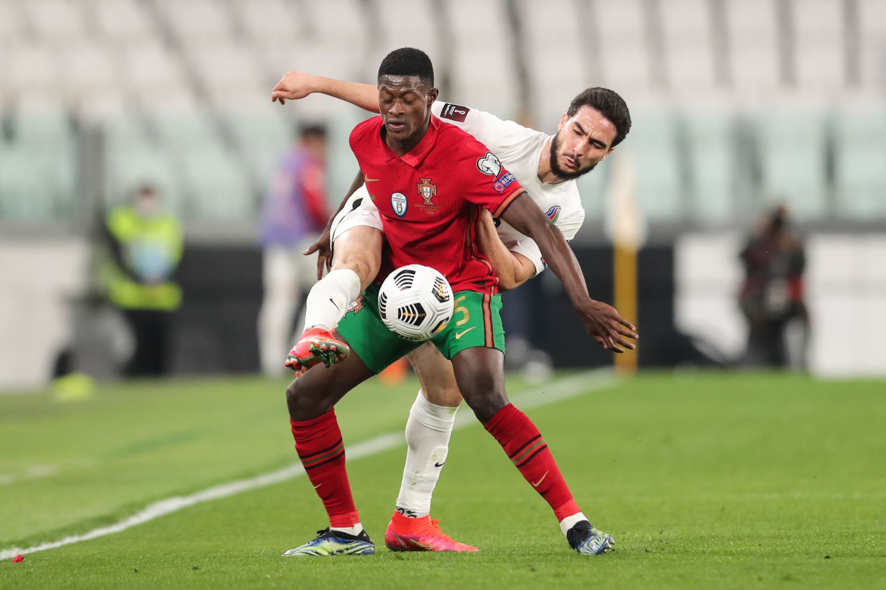 El portugués Nuno Mendes pelea por el balón con el azerbaiyano Abbas Huseynov durante el partido clasificatorio del Grupo A para la Copa Mundial de la FIFA Qatar 2022. Foto: EFE
