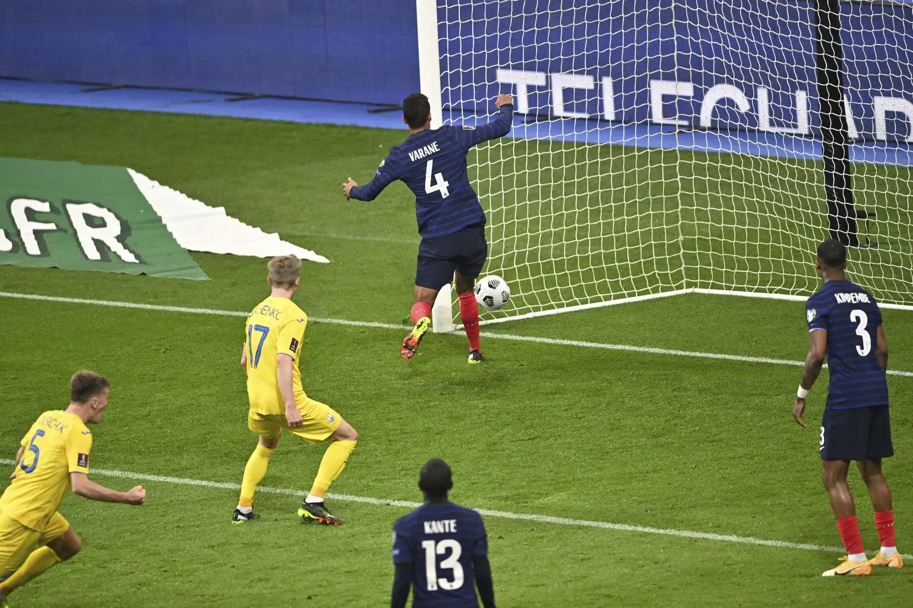 El defensa de Francia Raphael Varane mira la pelota rodando hacia la red de su equipo durante el partido de fútbol de clasificación para la Copa Mundial de la FIFA Qatar 2022. Foto: AFP
