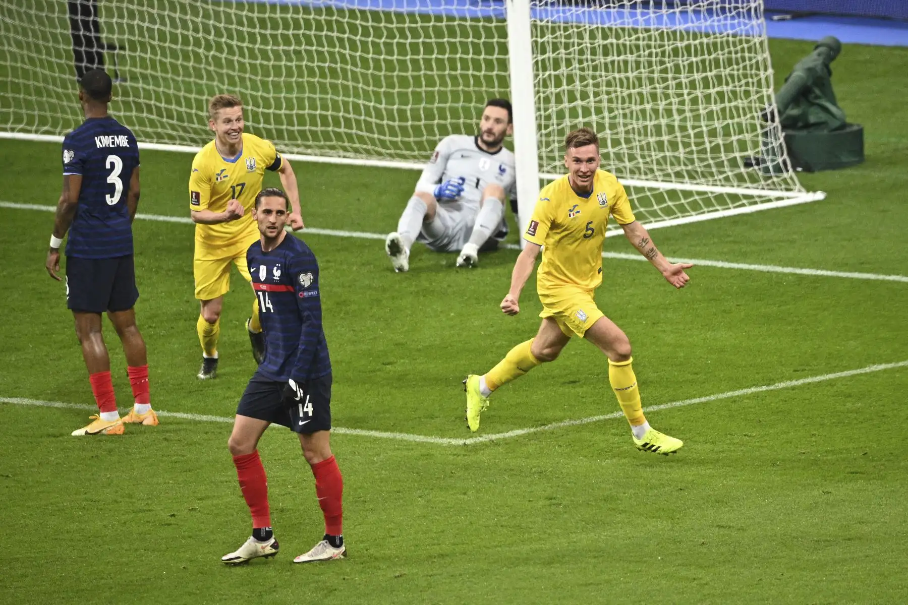 El centrocampista ucraniano Sergiy Sydorchuk celebra el empate de su equipo junto al portero de Francia Hugo Lloris durante el partido de clasificación para la Copa Mundial de la FIFA Qatar 2022. Foto: AFP