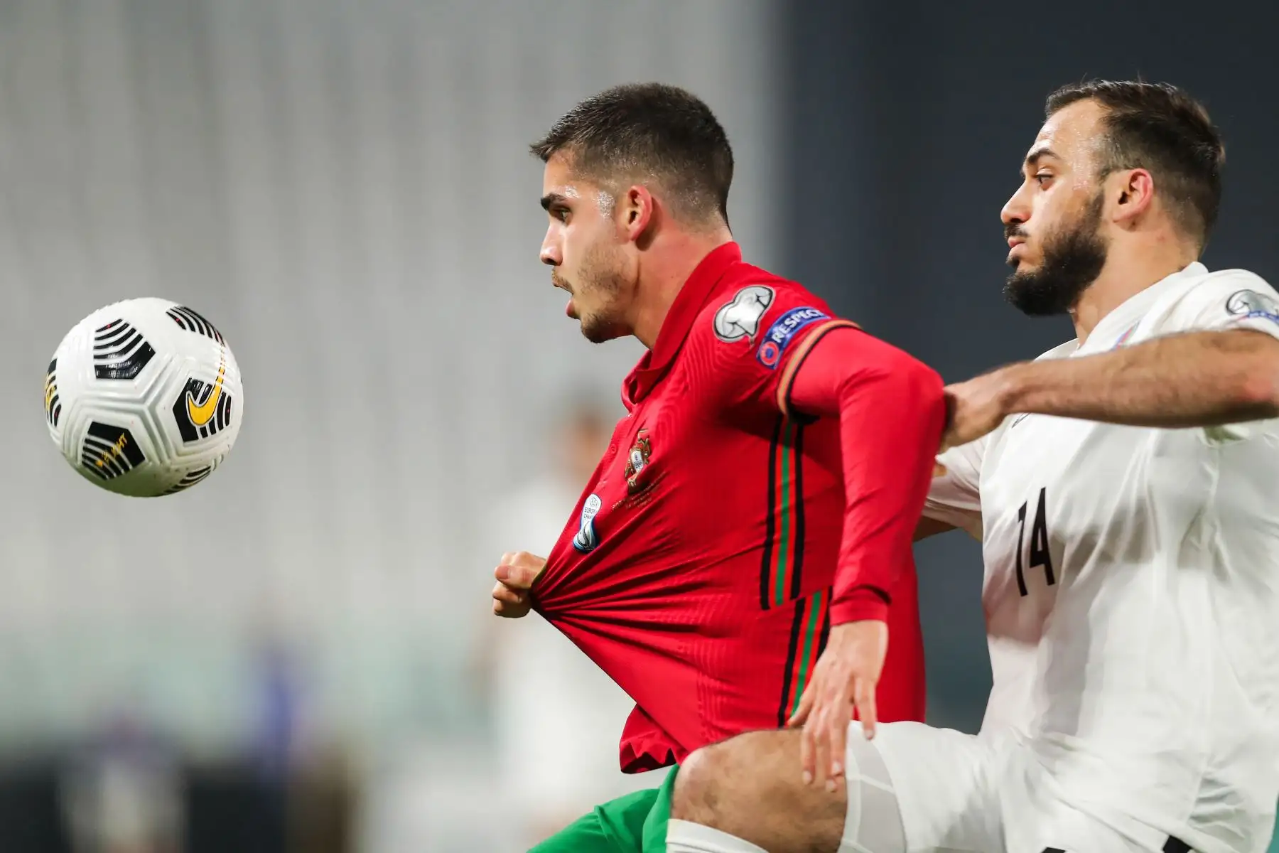 El portugués Andre Silva lucha por el balón con el azerbaiyano Elvin Badalov durante el partido clasificatorio del Grupo A de la Copa Mundial de la FIFA Qatar 2022. Foto: EFE El portugués Andre Silva lucha por el balón con el azerbaiyano Elvin Badalov durante el partido clasificatorio del Grupo A de la Copa Mundial de la FIFA Qatar 2022. Foto: EFE