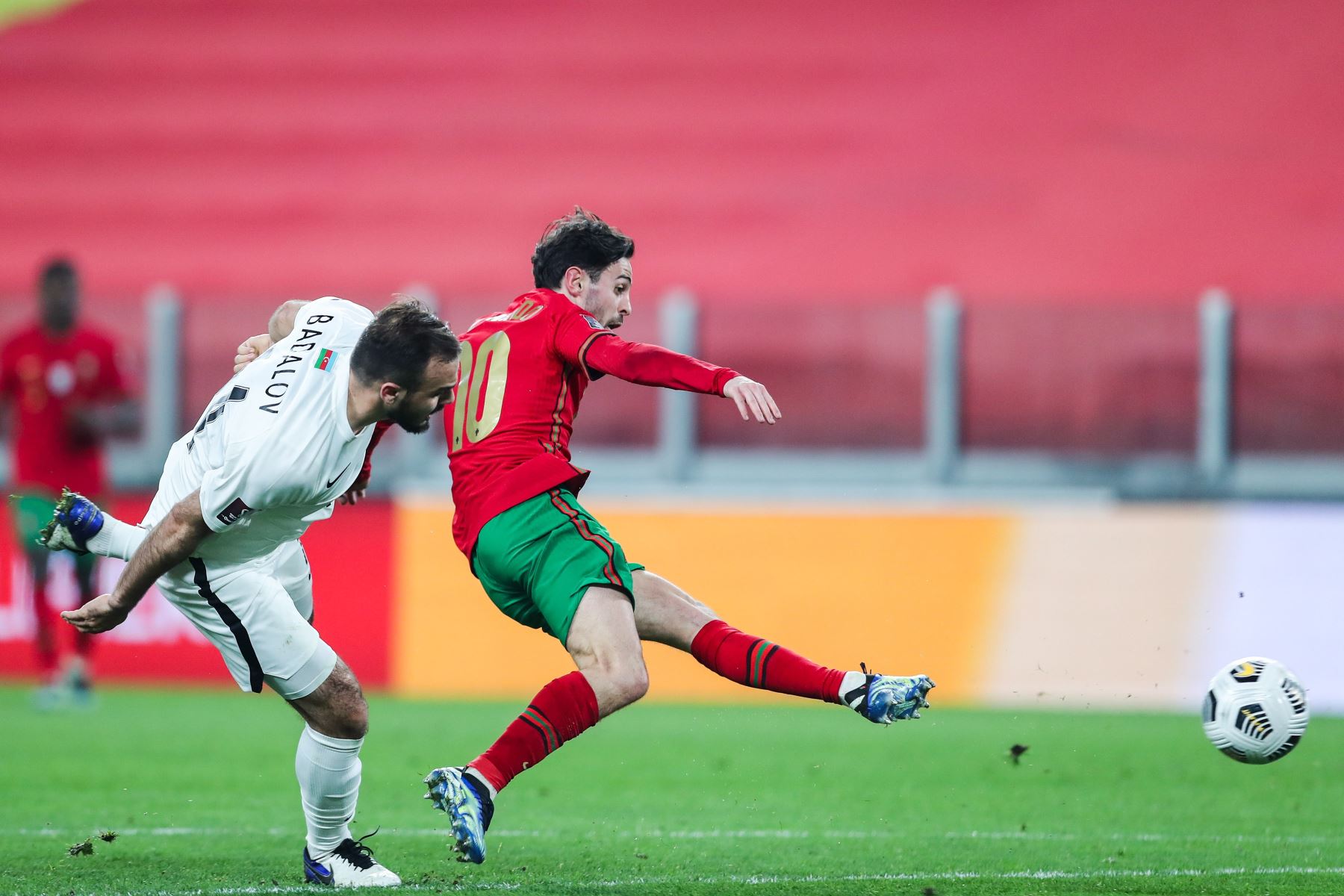 El portugués Bernardo Silva lucha por el balón con el azerbaiyano Elvin Badalov durante el partido clasificatorio del Grupo A de la Copa Mundial de la FIFA Qatar 2022. Foto: EFE