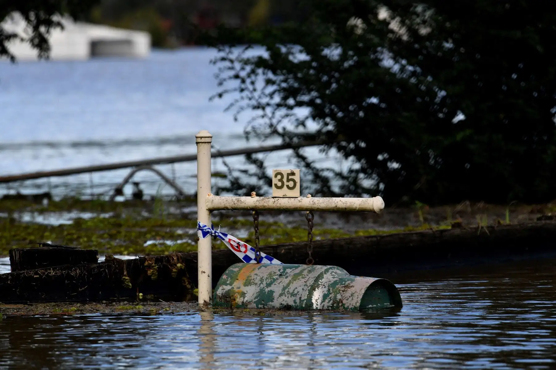 Un buzón está rodeado de agua en una zona residencial inundada del suburbio de Windsor en el noroeste de Sydney, después de que lluvias torrenciales azotaran el sureste de Australia durante días.
Foto: AFP