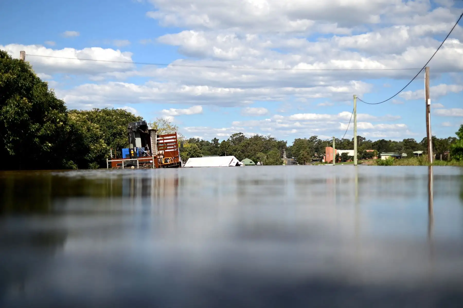 Esta foto muestra una vista general de una zona residencial inundada del suburbio de Windsor en el noroeste de Sydney, después de que lluvias torrenciales azotaran el sureste de Australia durante días.
Foto: AFP