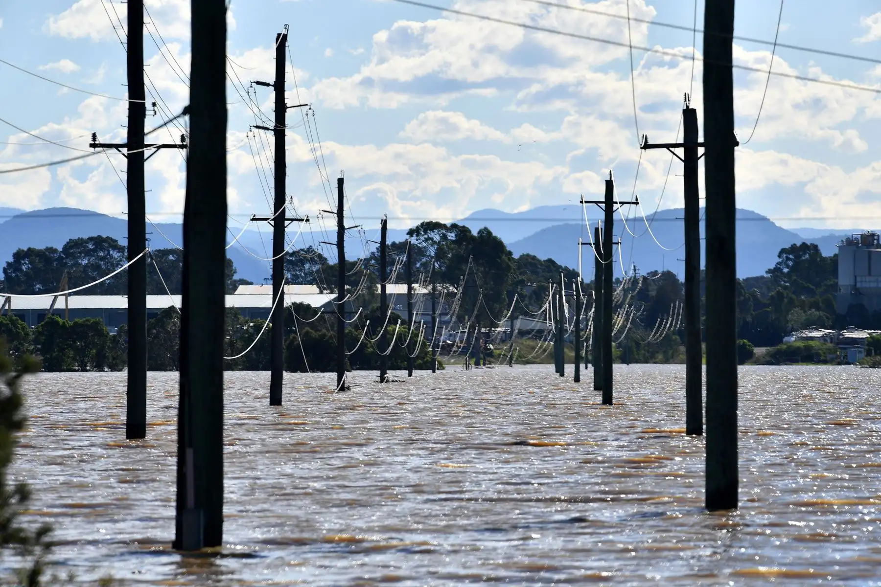 Esta foto muestra una vista general de una zona residencial inundada en el suburbio de Windsor en el noroeste de Sydney, después de que lluvias torrenciales azotaran el sureste de Australia durante días.
Foto: AFP