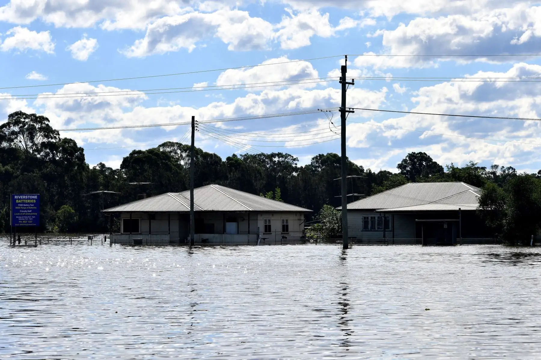 Esta foto muestra una vista general de una zona residencial inundada del suburbio de Windsor en el noroeste de Sydney, después de que lluvias torrenciales azotaran el sureste de Australia durante días.
Foto: AFP