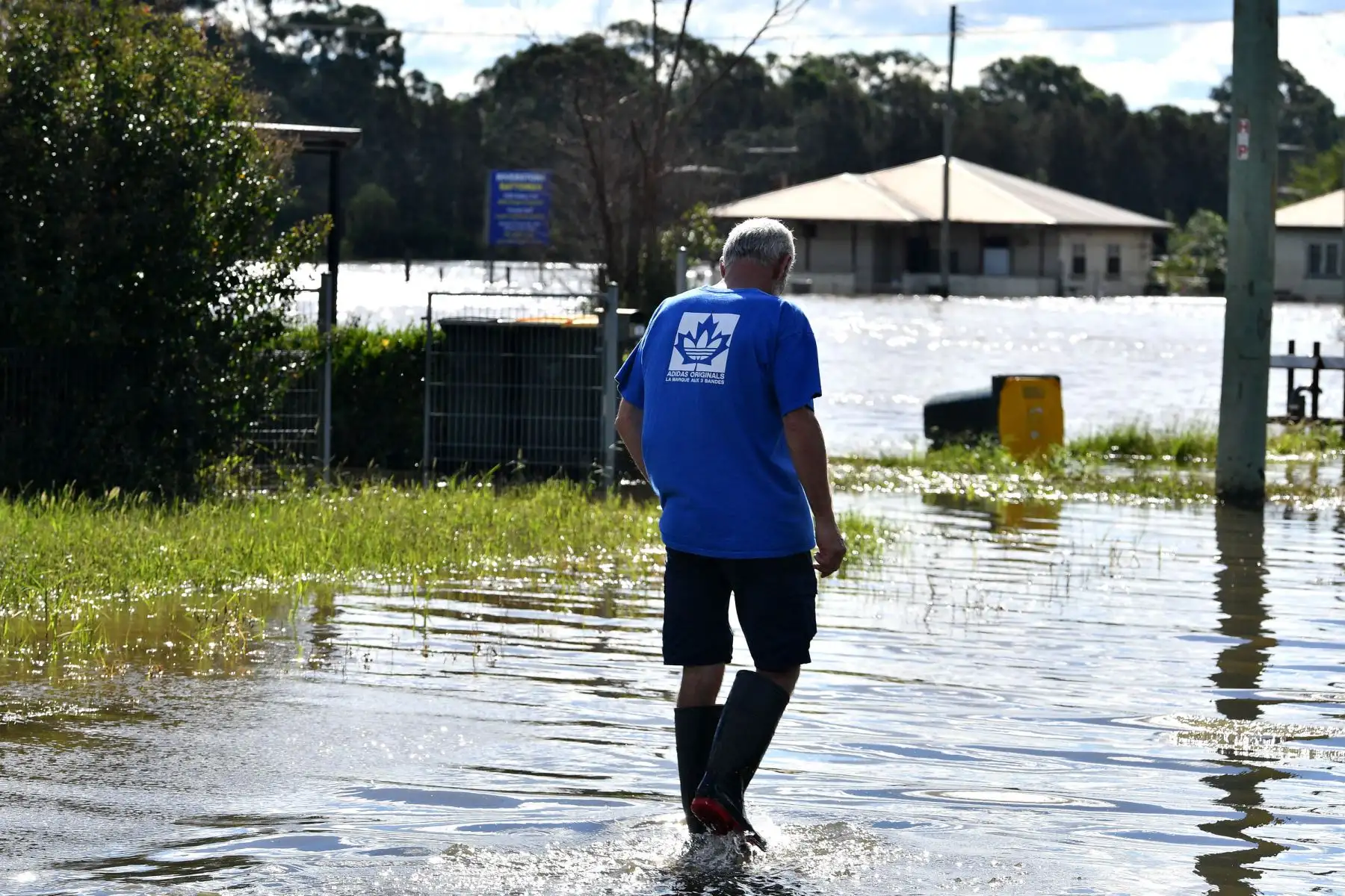 Un hombre camina a través de las inundaciones en una zona residencial inundada en el suburbio de Windsor en el noroeste de Sydney , después de que lluvias torrenciales azotaran el sureste de Australia durante días.
Foto:  AFP