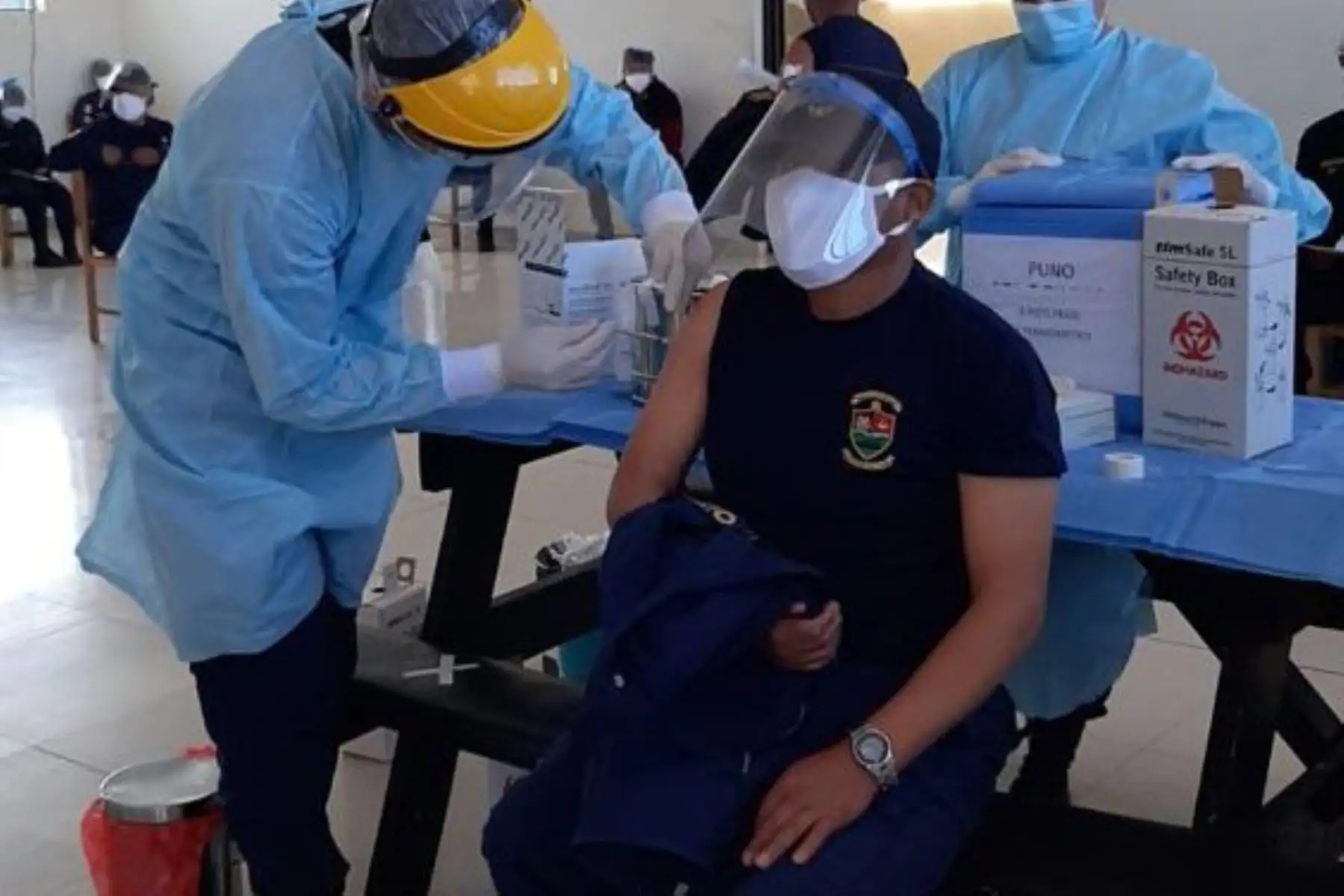 Se inició el proceso de inmunización contra el covid-19, al personal de la Marina de Guerra que viene trabajando en primera línea del área de Puno, perteneciente a la Tercera Zona Naval. Foto: ANDINA/ Mindef