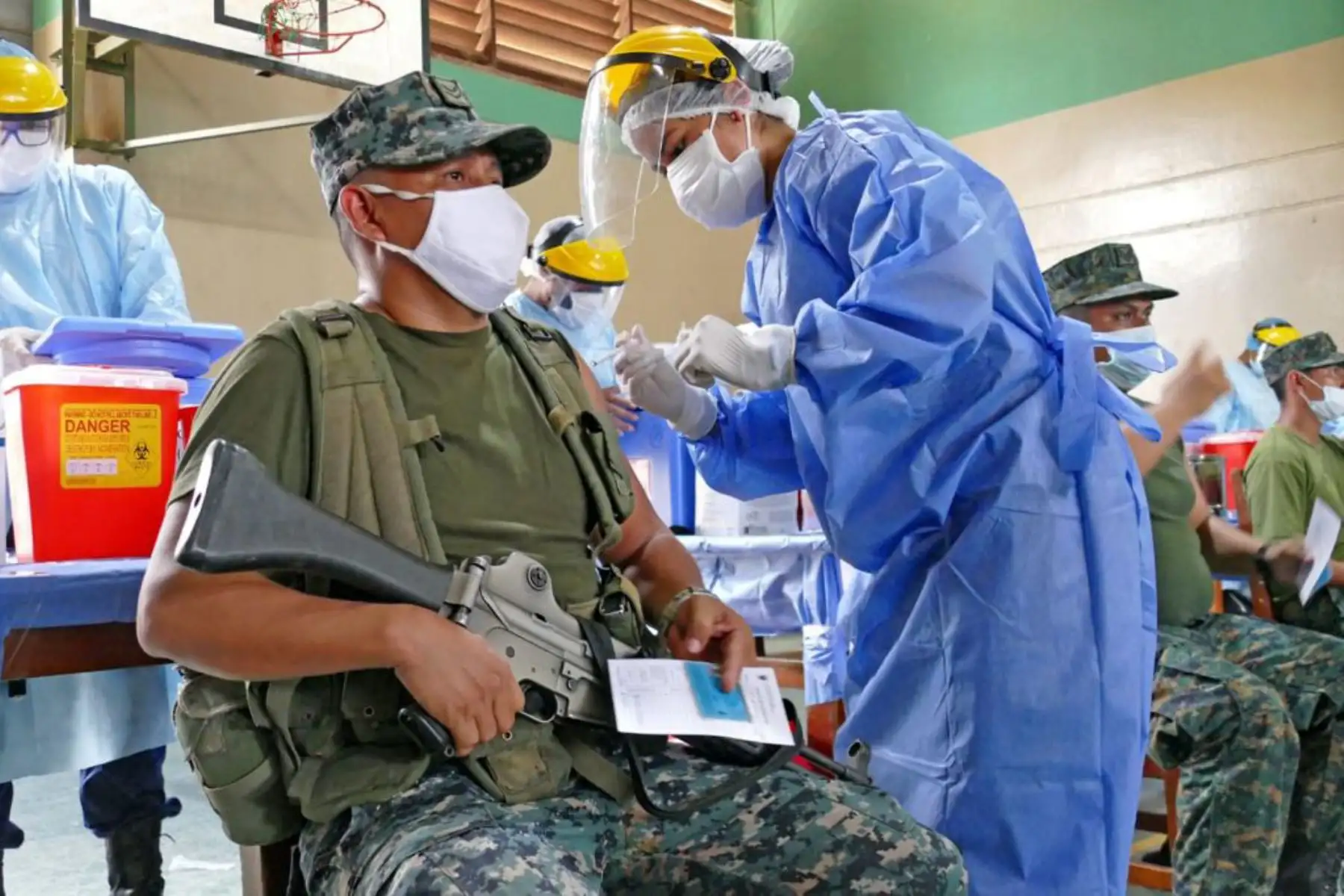 En la Estación Naval de Pucallpa, se llevó a cabo la vacunación para covid-19, del personal de la Cuarta Zona Naval, destacado a la región Ucayali. Foto: ANDINA/ Mindef