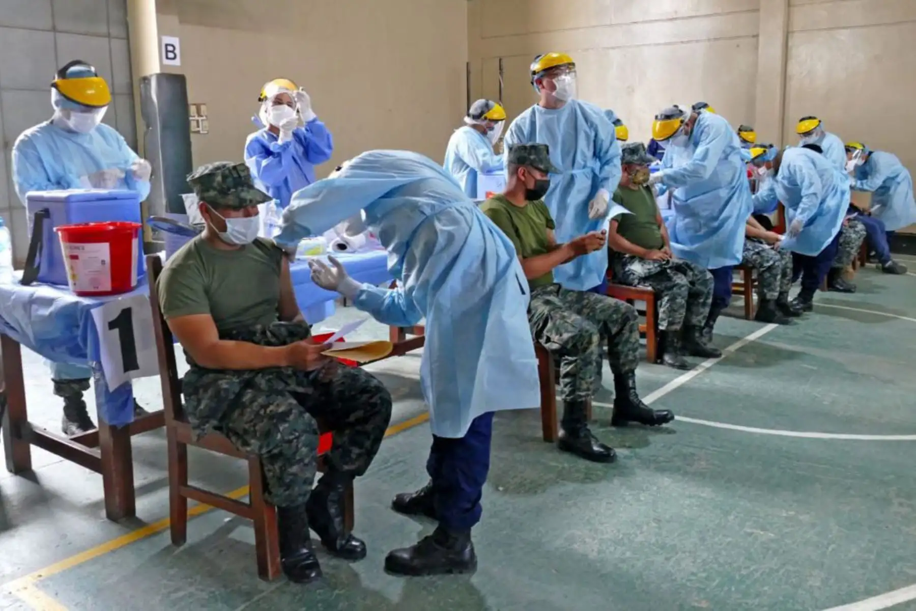 En la Estación Naval de Pucallpa, se llevó a cabo la vacunación para covid-19, del personal de la Cuarta Zona Naval, destacado a la región Ucayali. Foto: ANDINA/ Mindef