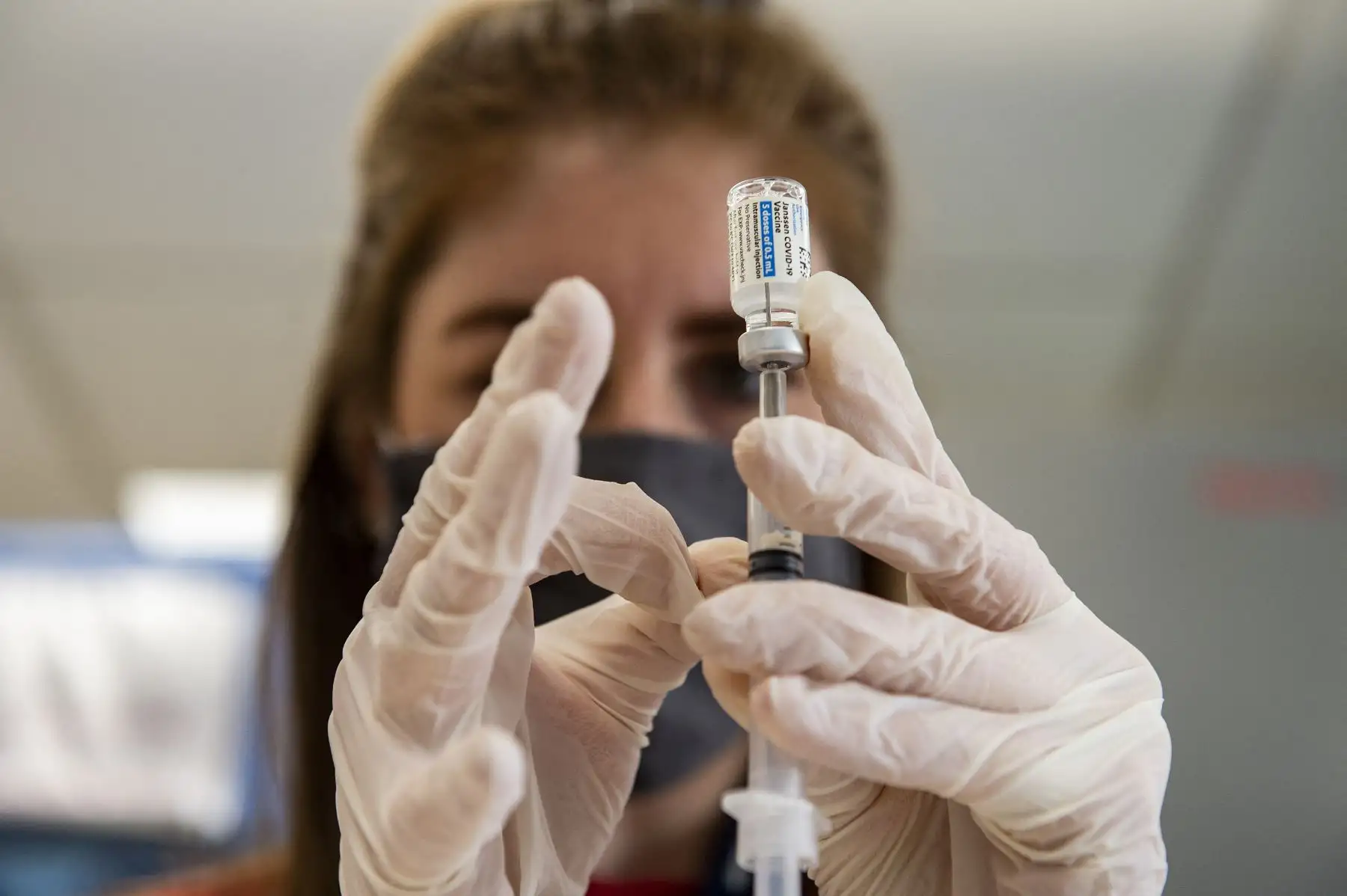 Enfermera llena las jeringas con la vacuna Johnson & Johnson Janssen con la cantidad asignada de dosis para las visitas domiciliarias del día en el Centro Médico Jamaica Plain de VA Boston Healthcare System del Departamento de Asuntos de Veteranos de EE. UU. Foto: AFP