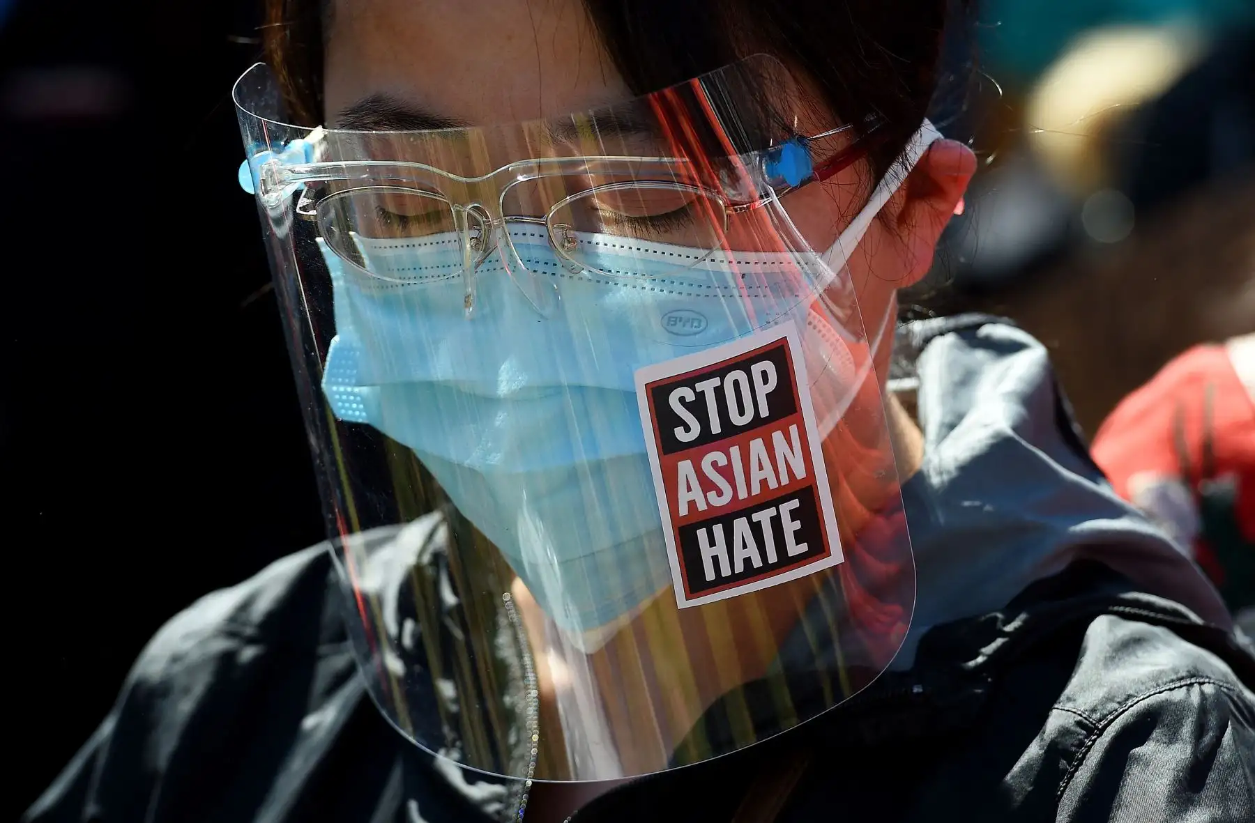 La gente se reúne en una manifestación para exigir seguridad y protección de las comunidades asiáticas después de los tiroteos mortales del 16 de marzo de 2021 en el área de Atlanta que dejaron ocho personas muertas. Foto: AFP