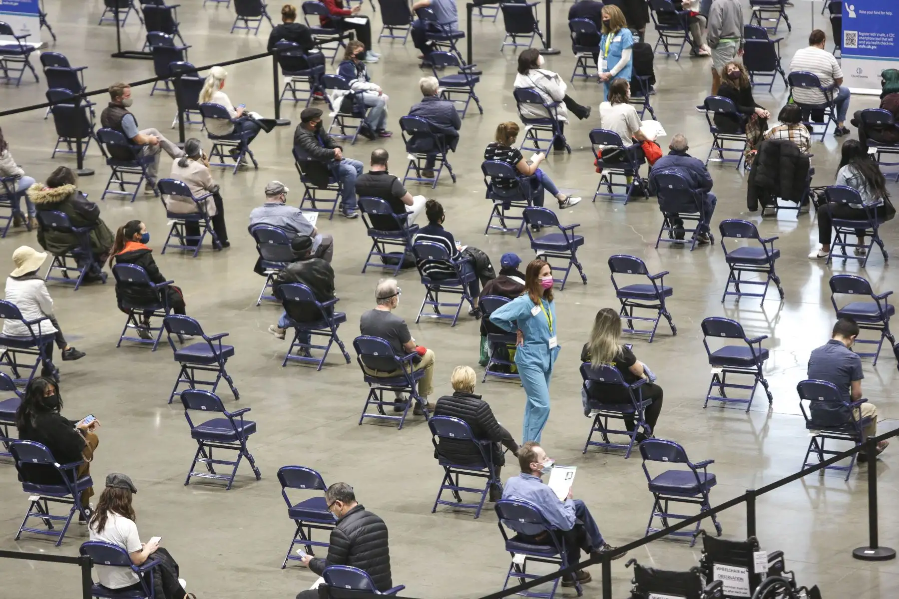 Personas se sientan en un área de observación después de recibir la vacuna Pfizer Covid-19 durante el día de apertura del Sitio de Vacunación Comunitaria, una colaboración entre la Ciudad de Seattle. Foto: AFP