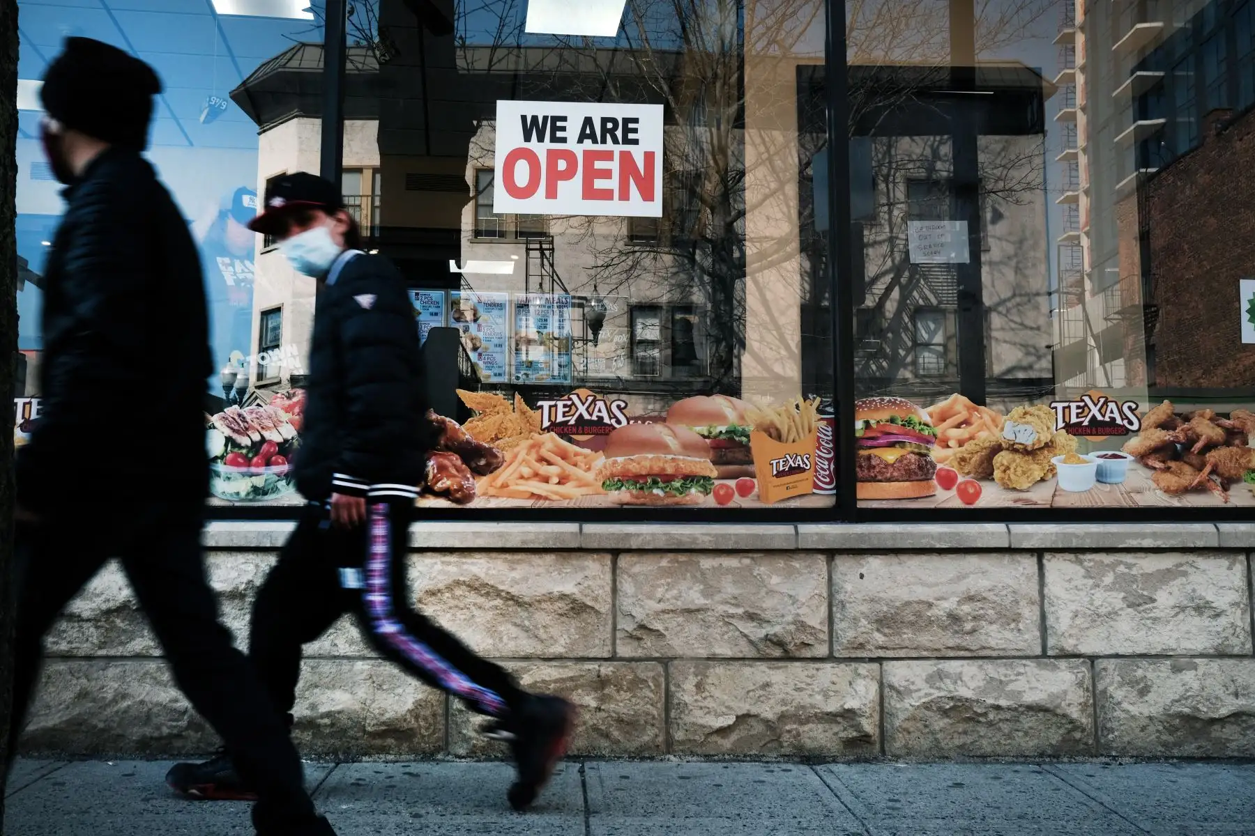 La gente camina por las calles en New Rochelle, Nueva York. Hace un año, New Rochelle fue una de las primeras comunidades en Estados Unidos en ver un brote de COVID-19. Foto: AFP