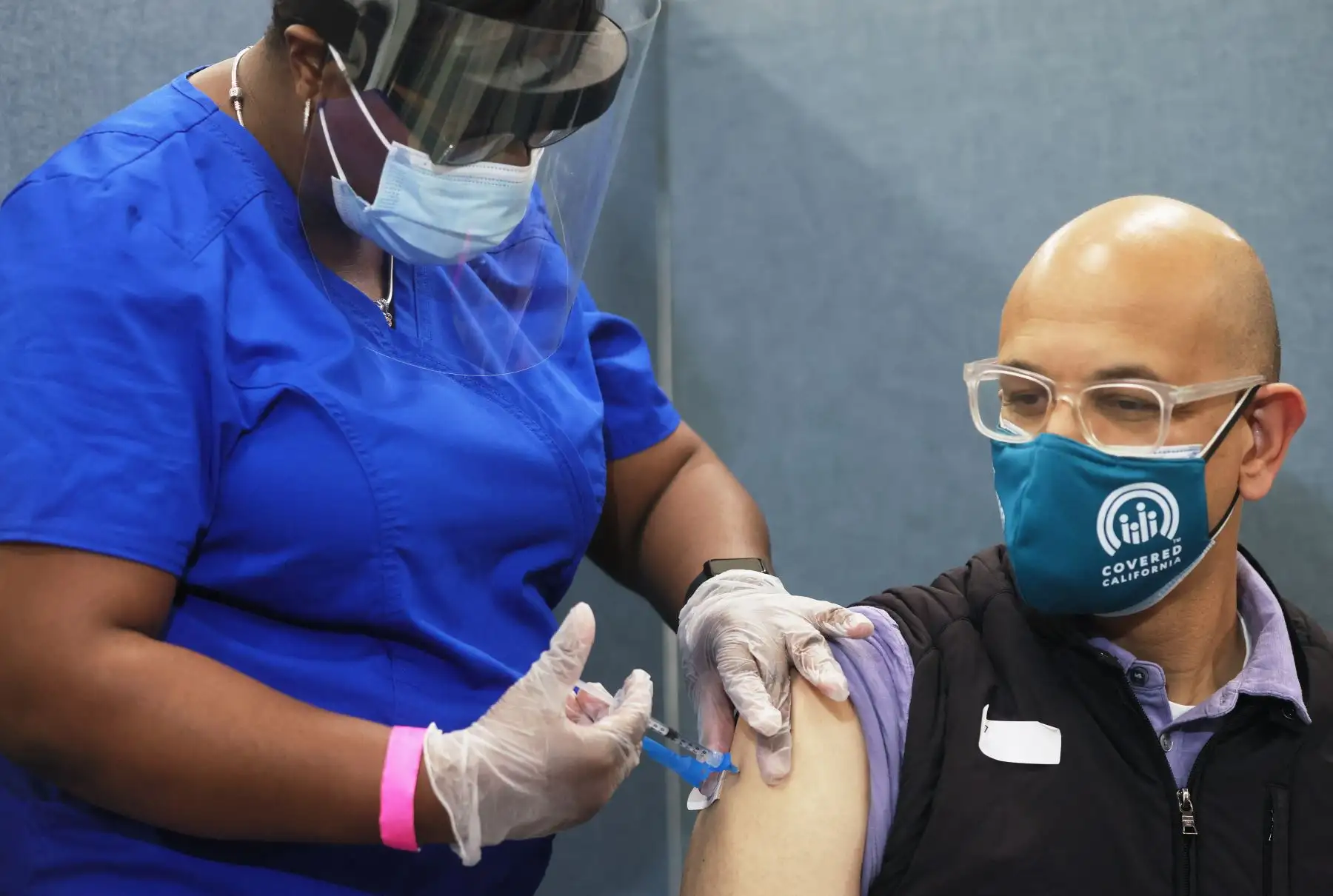 La enfermera vocacional con licencia LeShay Brown administra la nueva vacuna COVID-19 de Johnson & Johnson. Foto: AFP