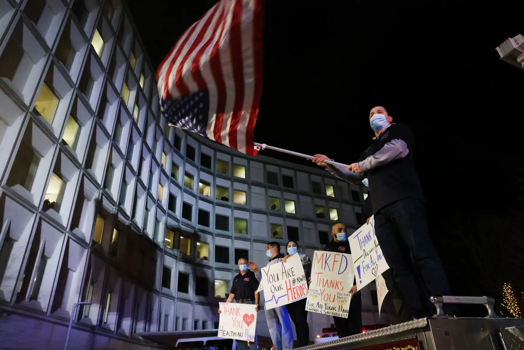 Bomberos, trabajadores médicos, socorristas y miembros del público se reúnen frente al Hospital Northern Westchester para mostrar su apoyo al hospital y conmemorar el primer aniversario de la primera admisión de un paciente con Covid-19. Foto: AFP