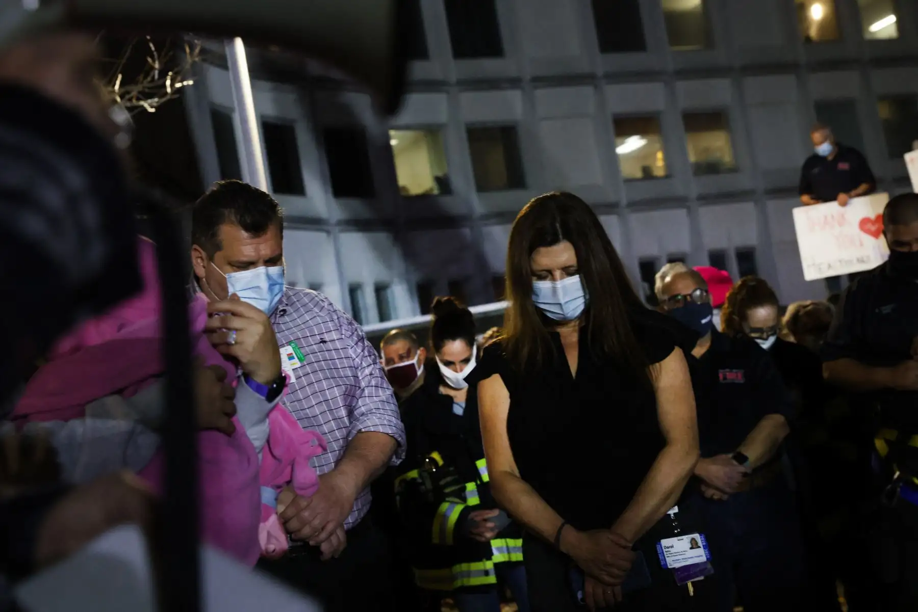 Bomberos, trabajadores médicos, socorristas y miembros del público se reúnen frente al Hospital Northern Westchester para mostrar su apoyo al hospital y conmemorar el primer aniversario de la primera admisión de un paciente con Covid-19 a el hospital en Mount Kisco, Nueva York. Foto: AFP