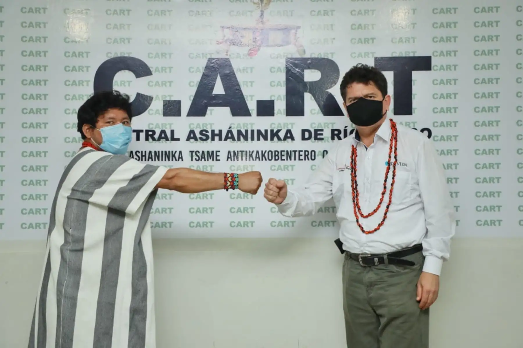 El presidente ejecutivo de la Comisión Nacional para el Desarrollo y Vida sin Drogas (Devida), Fidel Pintado Pasapera, sostuvo una reunión con el presidente de la Central Asháninka de Río Tambo (CART), Fabián Antúnez Camacho, a fin de compartir los avances y perspectivas de la implementación de la Estrategia Vraem 2021 en dicha organización. Foto: Devida