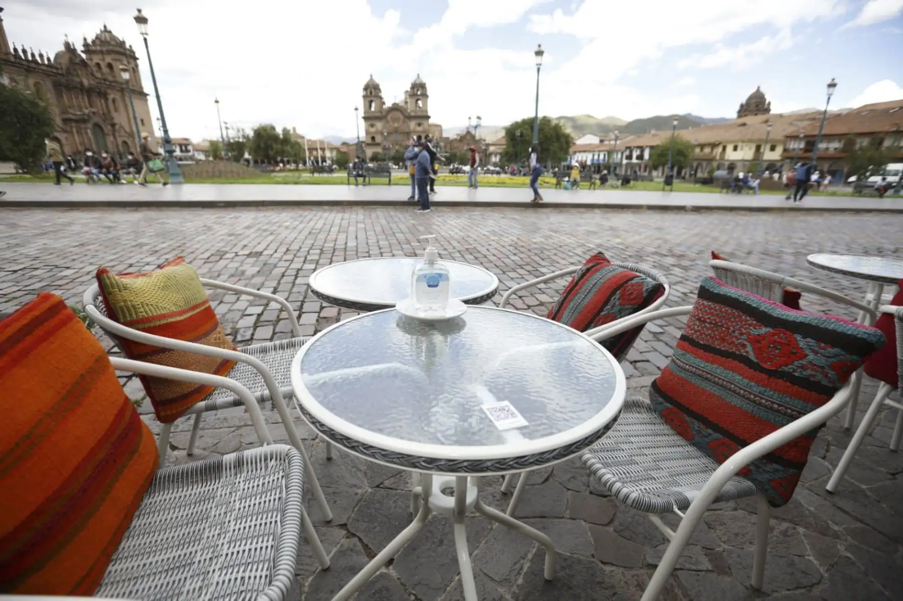 En su jornada de trabajo en el Cusco, la ministra Fernández acudió al Centro Histórico de la ciudad, para inspeccionar la implementación de la “Guía de acondicionamiento de espacios públicos abiertos en el marco del Estado de Emergencia Nacional” y la “Guía para el uso temporal de espacios públicos colindantes a restaurantes y servicios afines”, documentos aprobados por el MVCS. Foto: ANDINA/MVCS