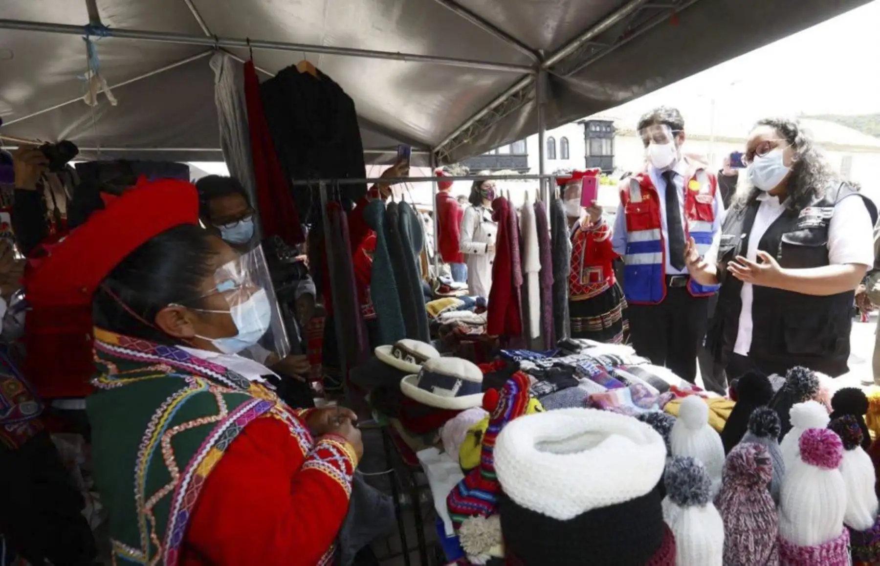 En su jornada de trabajo en el Cusco, la ministra Fernández acudió al Centro Histórico de la ciudad, para inspeccionar la implementación de la “Guía de acondicionamiento de espacios públicos abiertos en el marco del Estado de Emergencia Nacional” y la “Guía para el uso temporal de espacios públicos colindantes a restaurantes y servicios afines”, documentos aprobados por el MVCS. Foto: ANDINA/MVCS