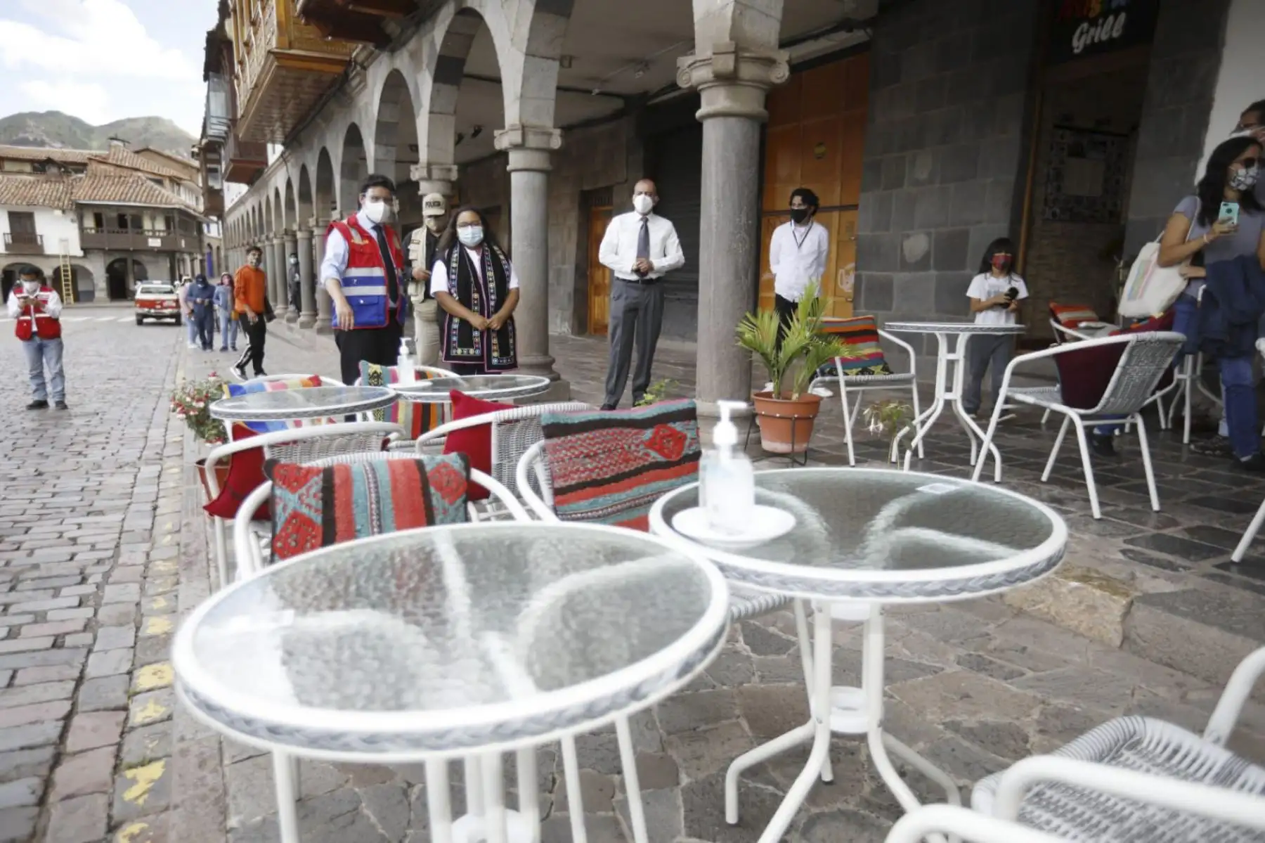 En su jornada de trabajo en el Cusco, la ministra Fernández acudió al Centro Histórico de la ciudad, para inspeccionar la implementación de la “Guía de acondicionamiento de espacios públicos abiertos en el marco del Estado de Emergencia Nacional” y la “Guía para el uso temporal de espacios públicos colindantes a restaurantes y servicios afines”, documentos aprobados por el MVCS. Foto: ANDINA/MVCS