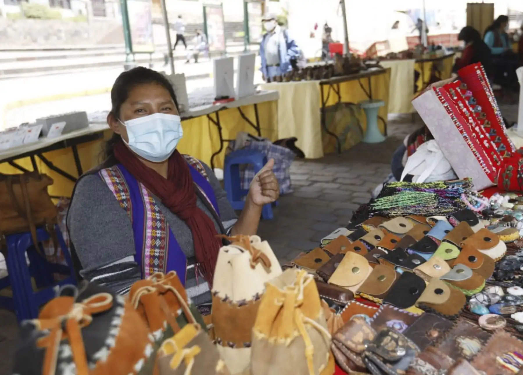 En su jornada de trabajo en el Cusco, la ministra Fernández acudió al Centro Histórico de la ciudad, para inspeccionar la implementación de la “Guía de acondicionamiento de espacios públicos abiertos en el marco del Estado de Emergencia Nacional” y la “Guía para el uso temporal de espacios públicos colindantes a restaurantes y servicios afines”, documentos aprobados por el MVCS. Foto: ANDINA/MVCS
