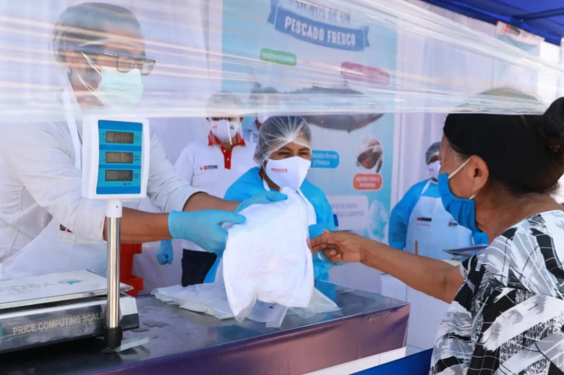 El Ministerio de la Producción participa de la actividad "Mi Pescadería" en Piura, promovida por nuestro programa A Comer Pescado, la cual brinda más de una tonelada de pescado fresco y conservas, a precio económico, para contribuir con la buena salud de los ciudadanos. Foto: Produce