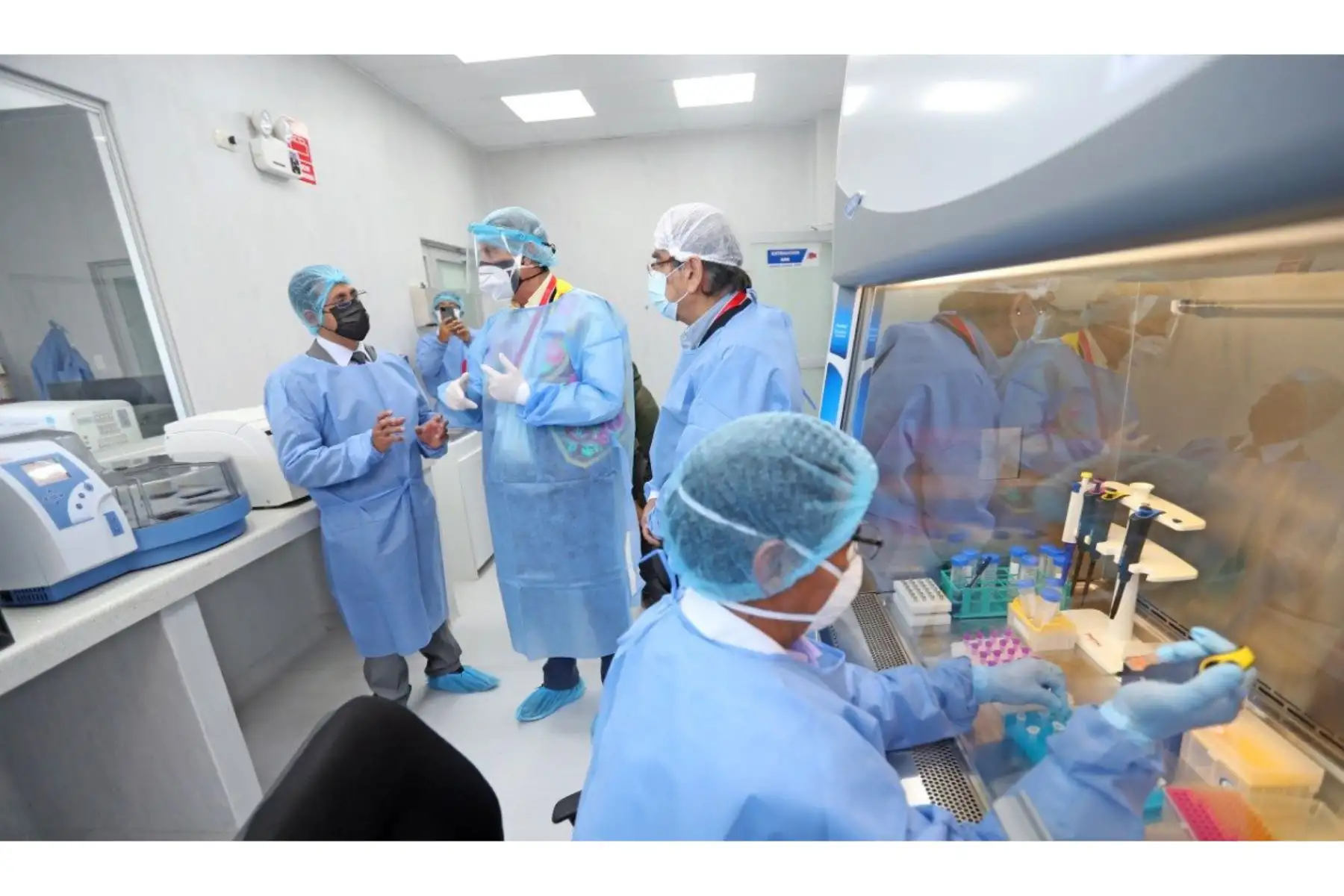 Laboratorio de análisis de pruebas moleculares para descarte de covid-19. ANDINA/Prensa Presidencia