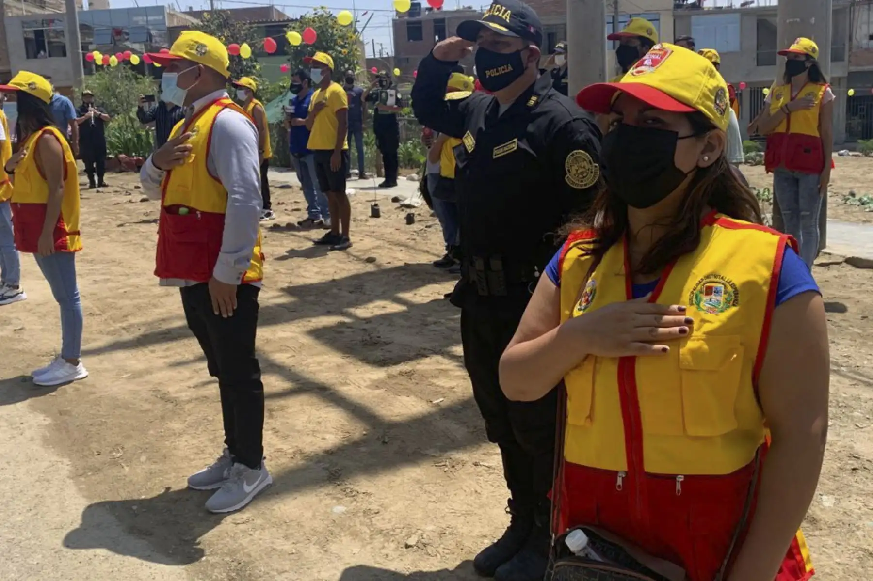 El viceministro  Nicolas Zevallos visita el programa “Barrio Seguro” de Wichanzao, donde la PNP, junto a la comunidad, recuperaron un espacio público. Además, juramentó la segunda junta vecinal juvenil que trabajará a favor de la seguridad. Foto: ANDINA/Mininter