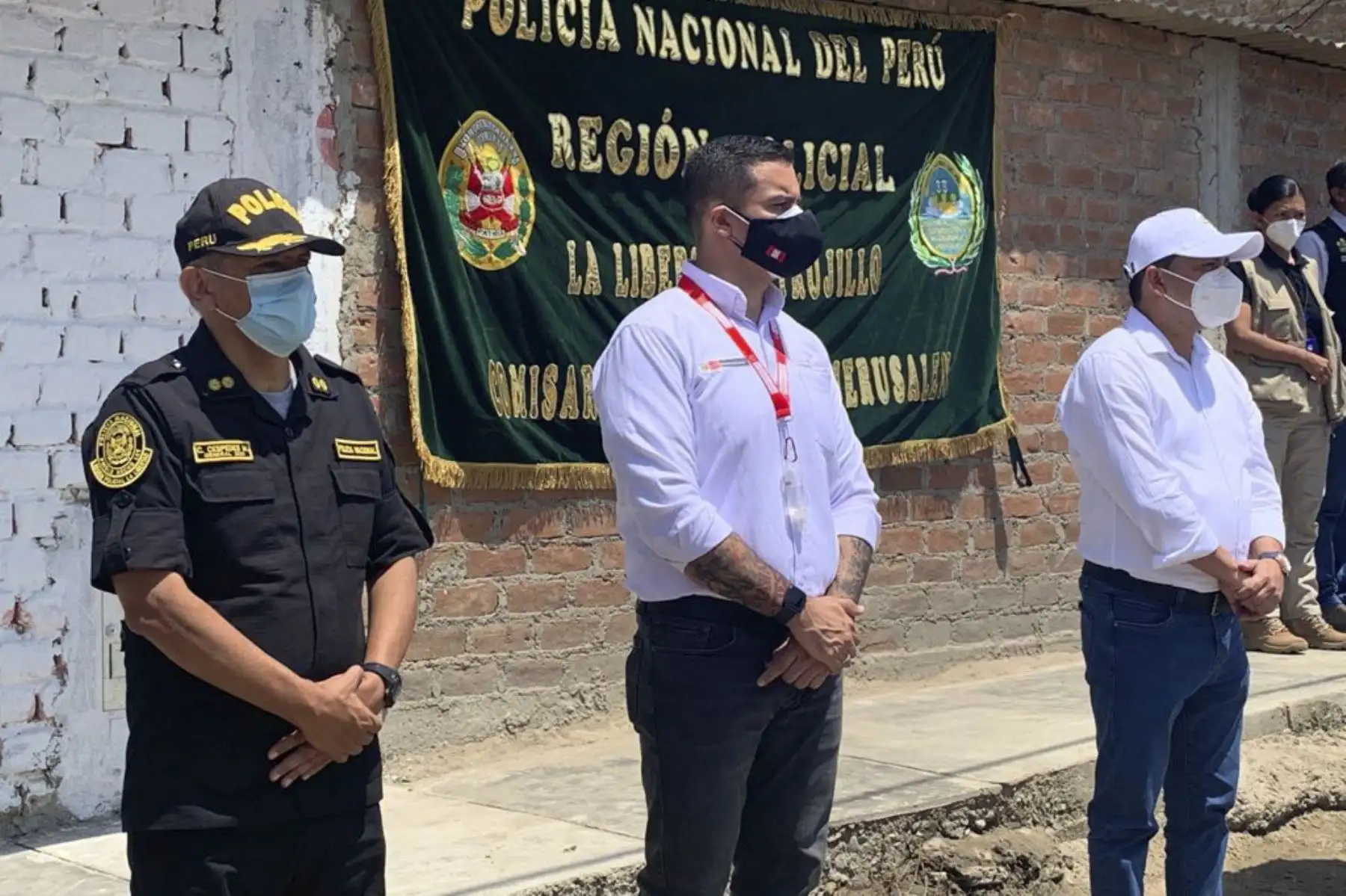 El viceministro  Nicolas Zevallos visita el programa “Barrio Seguro” de Wichanzao, donde la PNP, junto a la comunidad, recuperaron un espacio público. Además, juramentó la segunda junta vecinal juvenil que trabajará a favor de la seguridad. Foto: ANDINA/Mininter