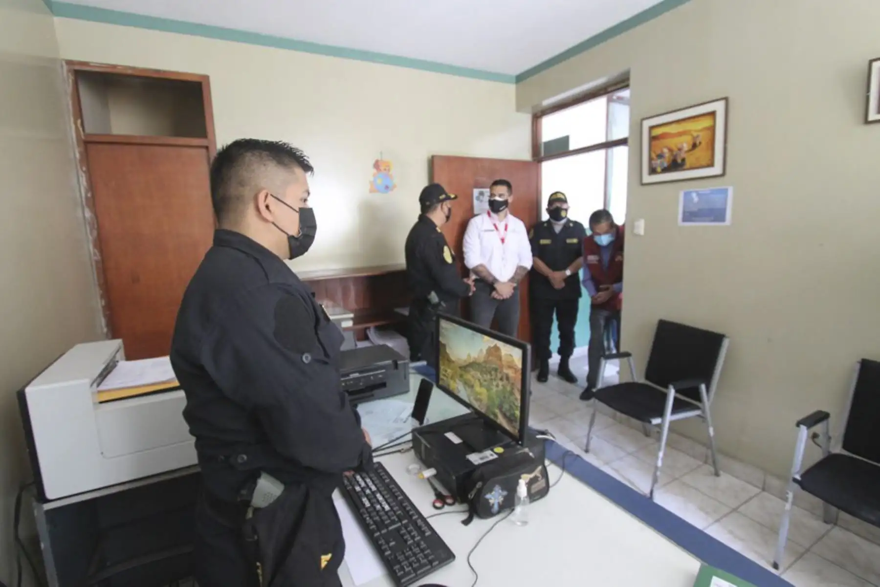 El viceministro  Nicolas Zevallos visita el programa “Barrio Seguro” de Wichanzao, donde la PNP, junto a la comunidad, recuperaron un espacio público. Además, juramentó la segunda junta vecinal juvenil que trabajará a favor de la seguridad. Foto: ANDINA/Mininter
