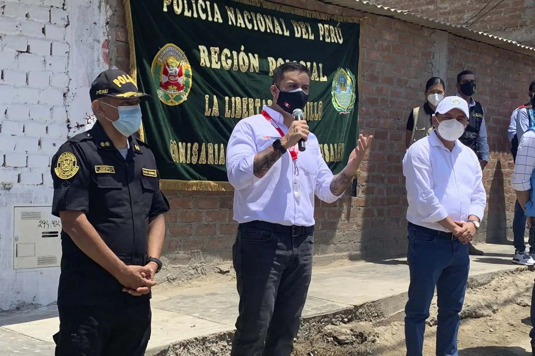 El viceministro  Nicolas Zevallos visita el programa “Barrio Seguro” de Wichanzao, donde la PNP, junto a la comunidad, recuperaron un espacio público. Además, juramentó la segunda junta vecinal juvenil que trabajará a favor de la seguridad. Foto: ANDINA/Mininter