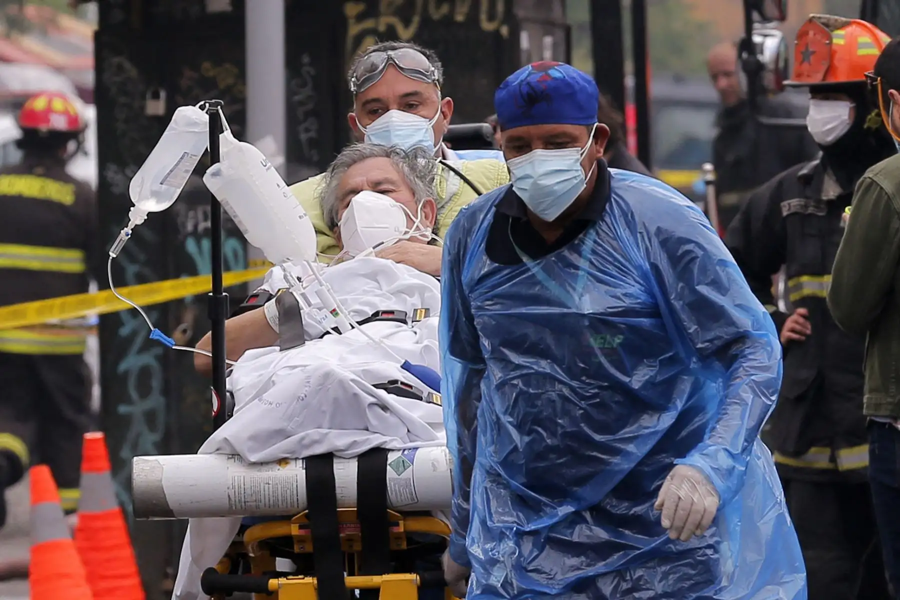 En las unidades de cuidados intensivos (UCI) perciben algunas diferencias frente a la primera ola: pacientes más jóvenes y que ingresan con mayor gravedad. Foto: AFP.