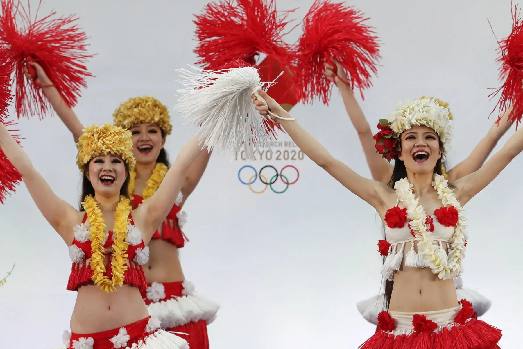 Los miembros del equipo de baile "Hula Girls" del Spa Resort Hawaiians actúan durante una ceremonia de apertura el primer día del relevo de la antorcha olímpica de Tokio en Fukushima. Foto: AFP