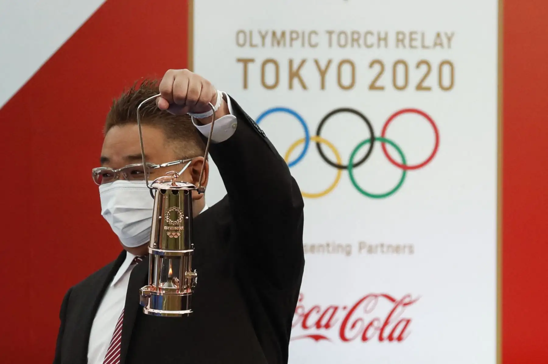 El comediante japonés Mikio Date de Sandwich Man sostiene la llama olímpica durante el gran inicio del relevo de la antorcha olímpica de Tokio 2020 en Naraha, prefectura de Fukushima. Foto: AFP