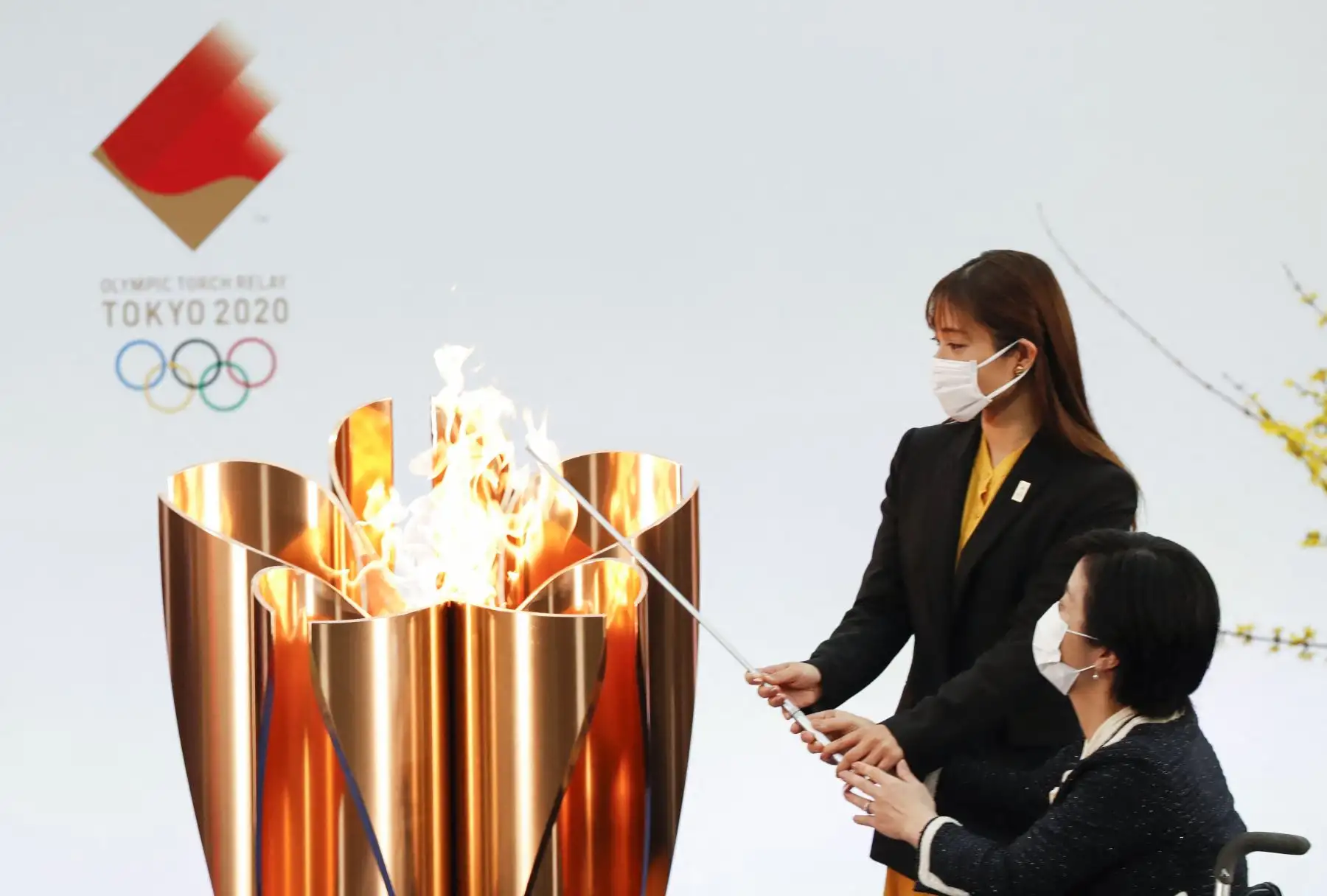 El actor Satomi Ishihara (izq.) Y el atleta paralímpico Aki Taguchi (der.) Encienden el caldero de celebración el primer día del relevo de la antorcha olímpica de Tokio 2020 en Naraha, prefectura de Fukushima. Foto: AFP