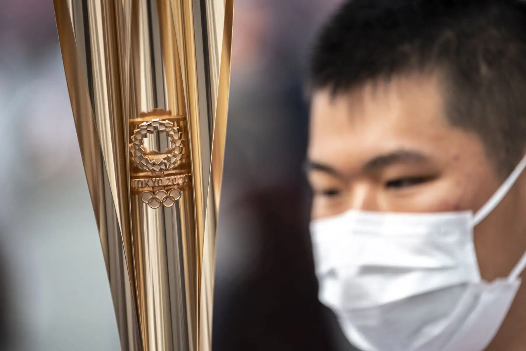 El abanderado japonés Mahiro Abe, miembro de las Fuerzas de Autodefensa de Japón, espera recibir la antorcha olímpica durante el primer día del relevo de la antorcha de los Juegos Olímpicos de Tokio 2020 en la ciudad de Naraha, Prefectura de Fukushima. Foto: AFP