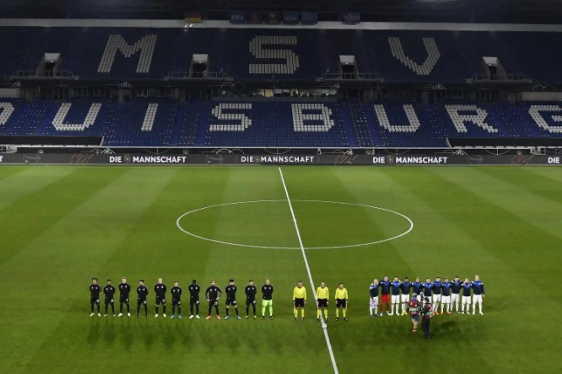 Partido de fútbol de clasificación para la Copa Mundial de la FIFA Qatar 2022 Alemania-Islandia en Duisburg, Alemania occidental