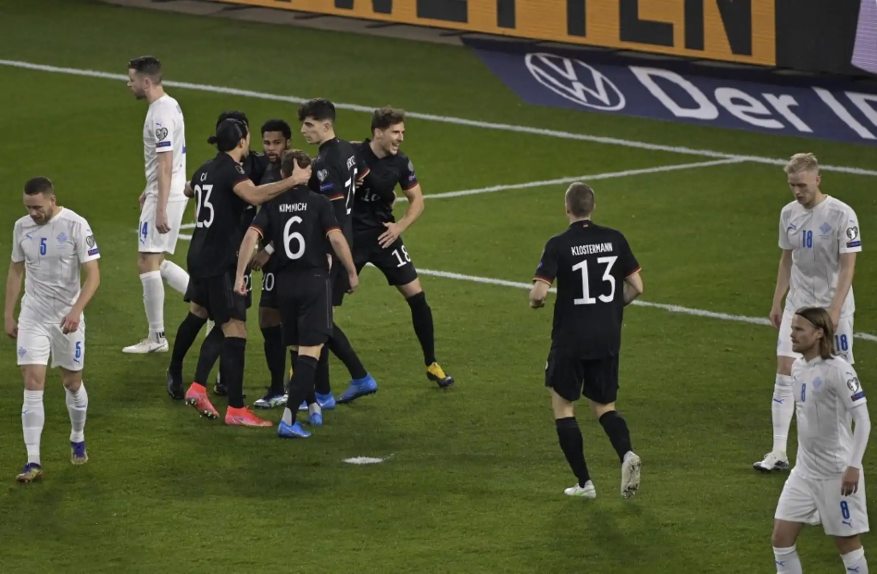 El equipo de Alemania celebra el 1-0 durante el partido de fútbol de clasificación de la Copa Mundial de la FIFA Qatar 2022 Alemania vs Islandia en Duisburg. Foto. AFP