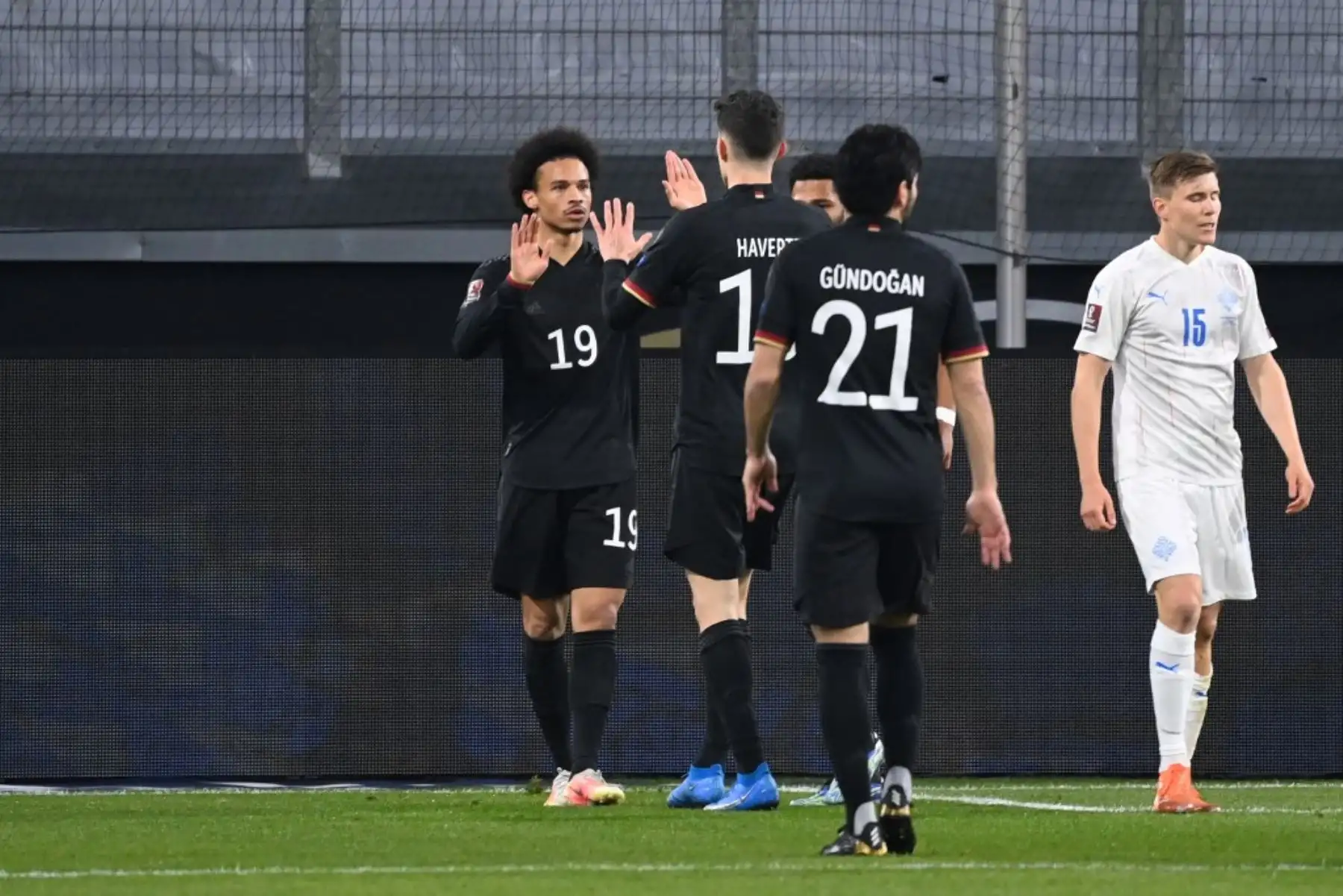 El equipo de Alemania celebra el 1-0 durante el partido de fútbol de clasificación de la Copa Mundial de la FIFA Qatar 2022 Alemania vs Islandia en Duisburg. Foto. AFP