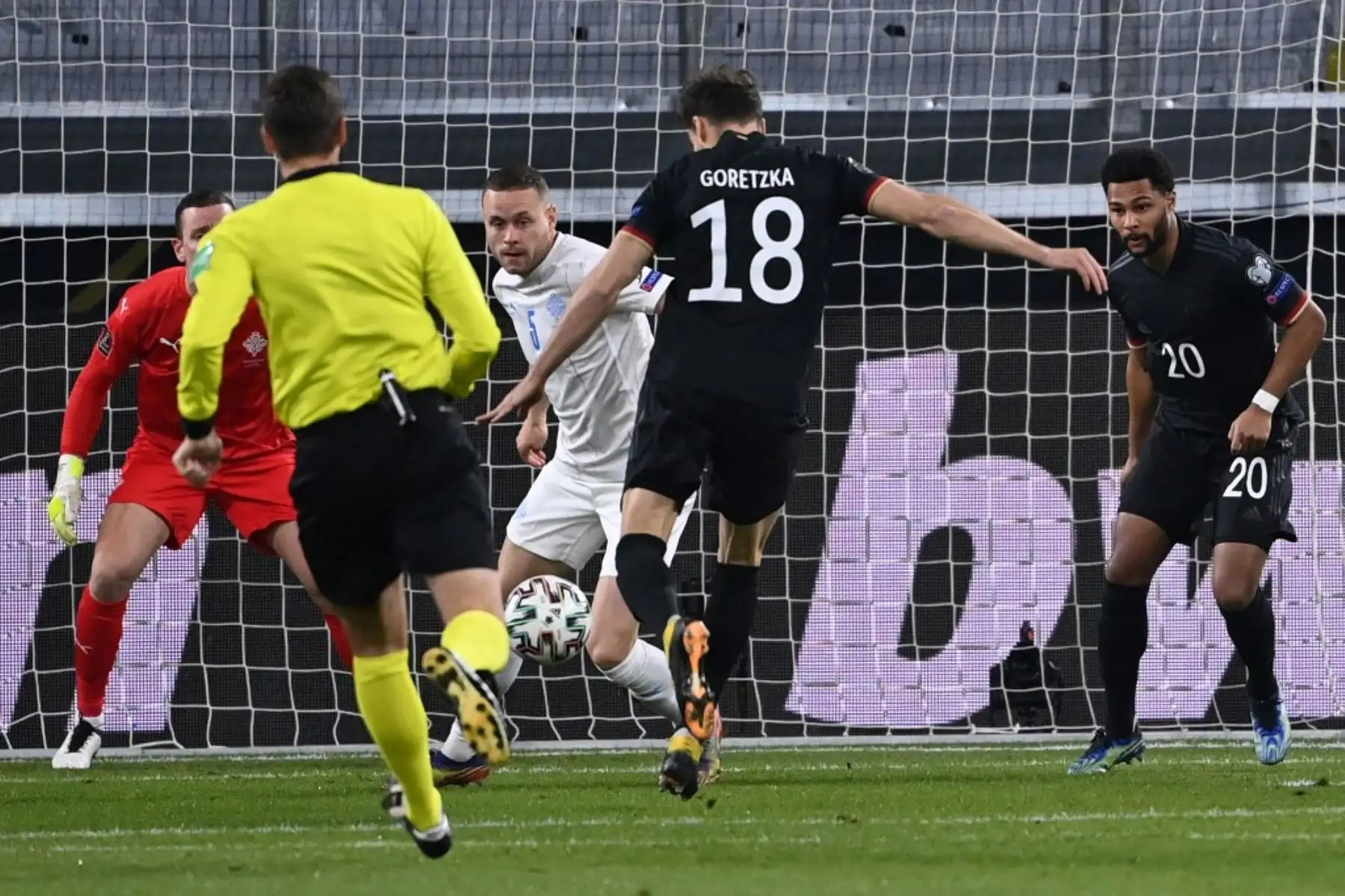 El centrocampista alemán Leon Goretzka marca el primer gol durante el partido de fútbol de clasificación para la Copa Mundial de la FIFA Qatar 2022 Alemania vs Islandia en Duisburg. Foto: AFP