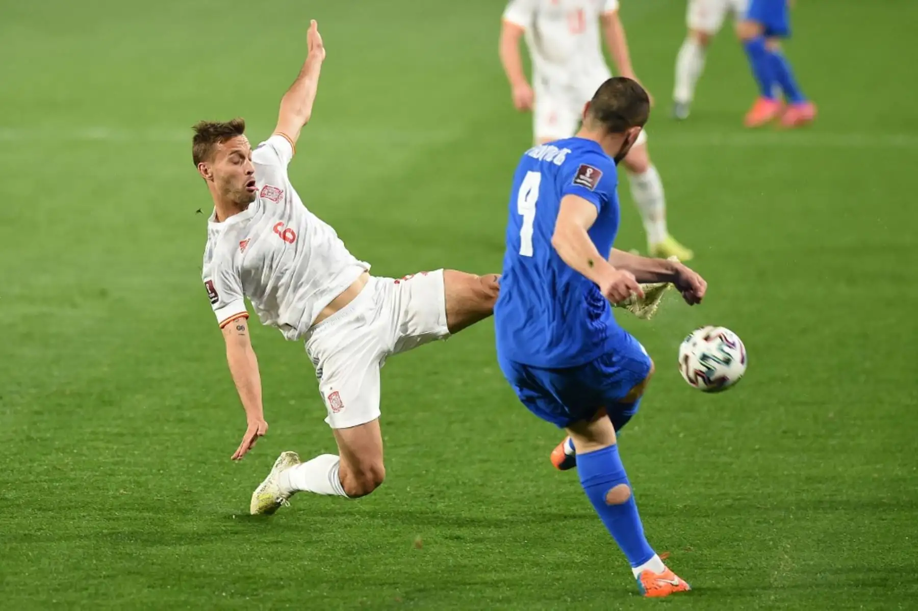 El centrocampista español Sergio Canales desafía a Giorgos Masouras Georgios Giakoumakis durante el partido de clasificación para la Copa Mundial de la FIFA Qatar 2022 entre España y Grecia, en el estadio de Los Cármenes de Granada. Foto: AFP