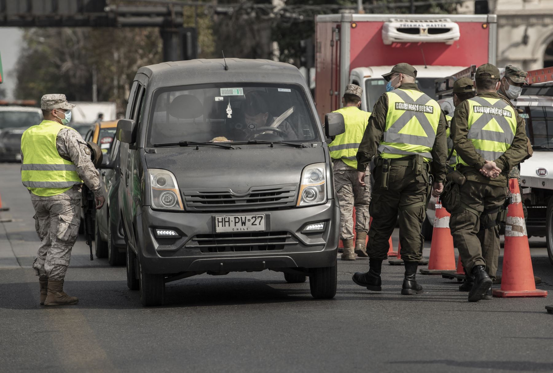 Soldados y policías detienen a conductores en un puesto de control en Santiago, en medio de la pandemia de COVID-19. Casi 14 millones de personas, cerca del 70% de la población, iniciaron este jueves una nueva cuarentena en Chile. Foto: AFP