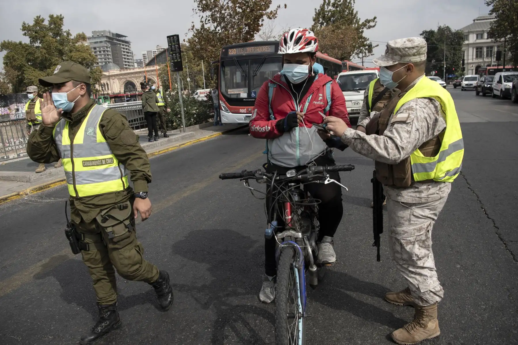 Soldados y policías detienen a conductores en un puesto de control en Santiago, en medio de la pandemia de COVID-19. Casi 14 millones de personas, cerca del 70% de la población, iniciaron este jueves una nueva cuarentena en Chile. Foto: AFP