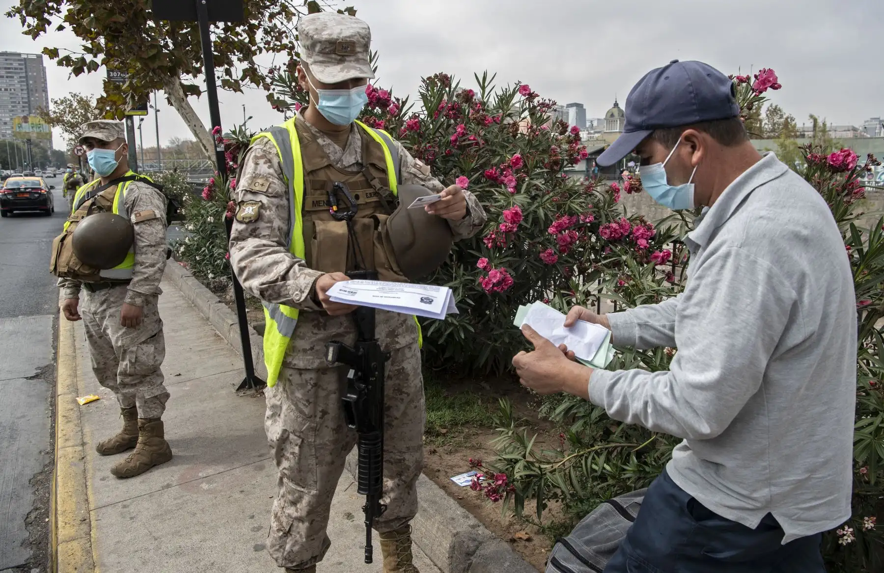 Soldados y policías detienen a conductores en un puesto de control en Santiago, en medio de la pandemia de COVID-19. Casi 14 millones de personas, cerca del 70% de la población, iniciaron este jueves una nueva cuarentena en Chile. Foto: AFP