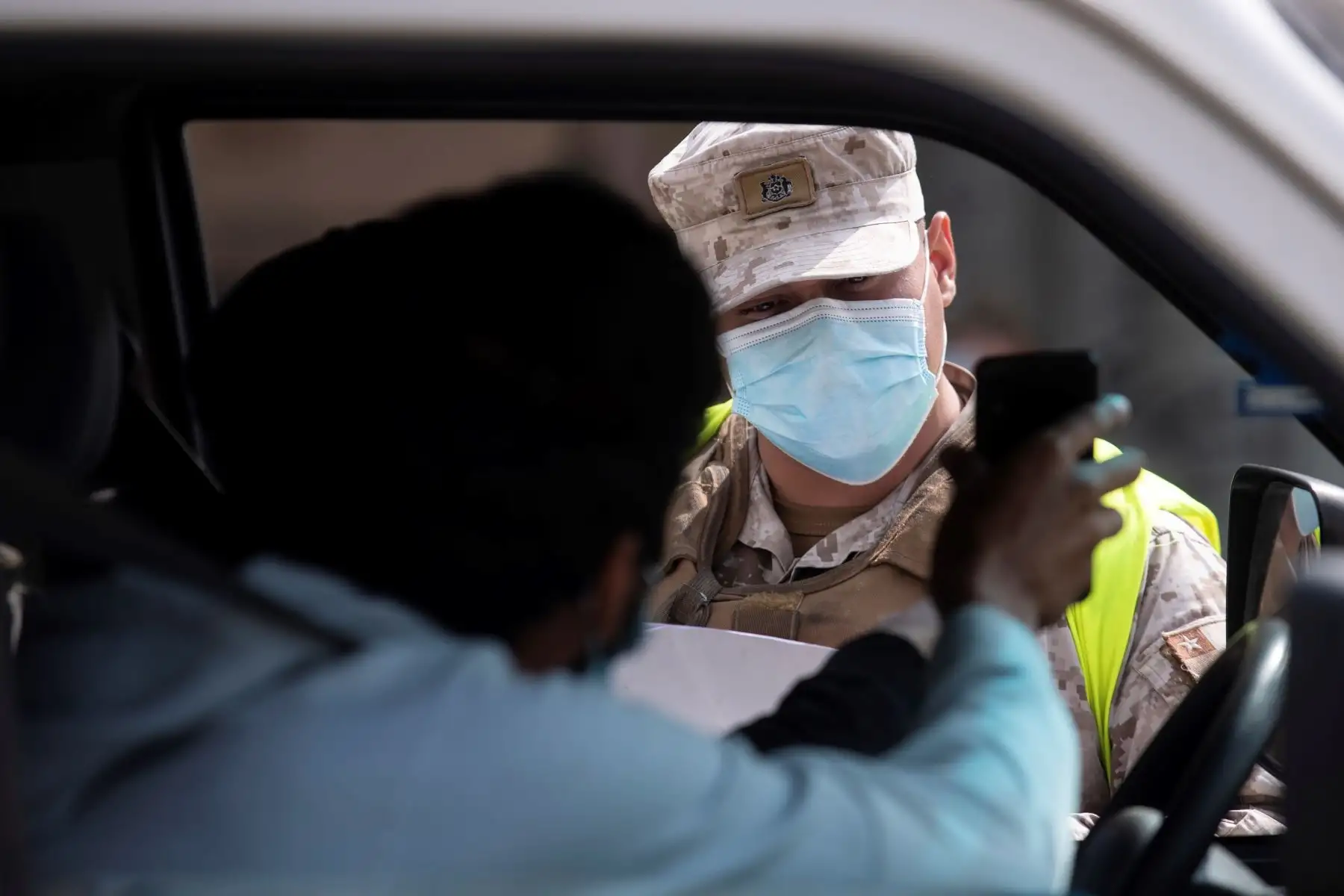 Soldados y policías detienen a conductores en un puesto de control en Santiago, en medio de la pandemia de COVID-19. Casi 14 millones de personas, cerca del 70% de la población, iniciaron este jueves una nueva cuarentena en Chile. Foto: AFP